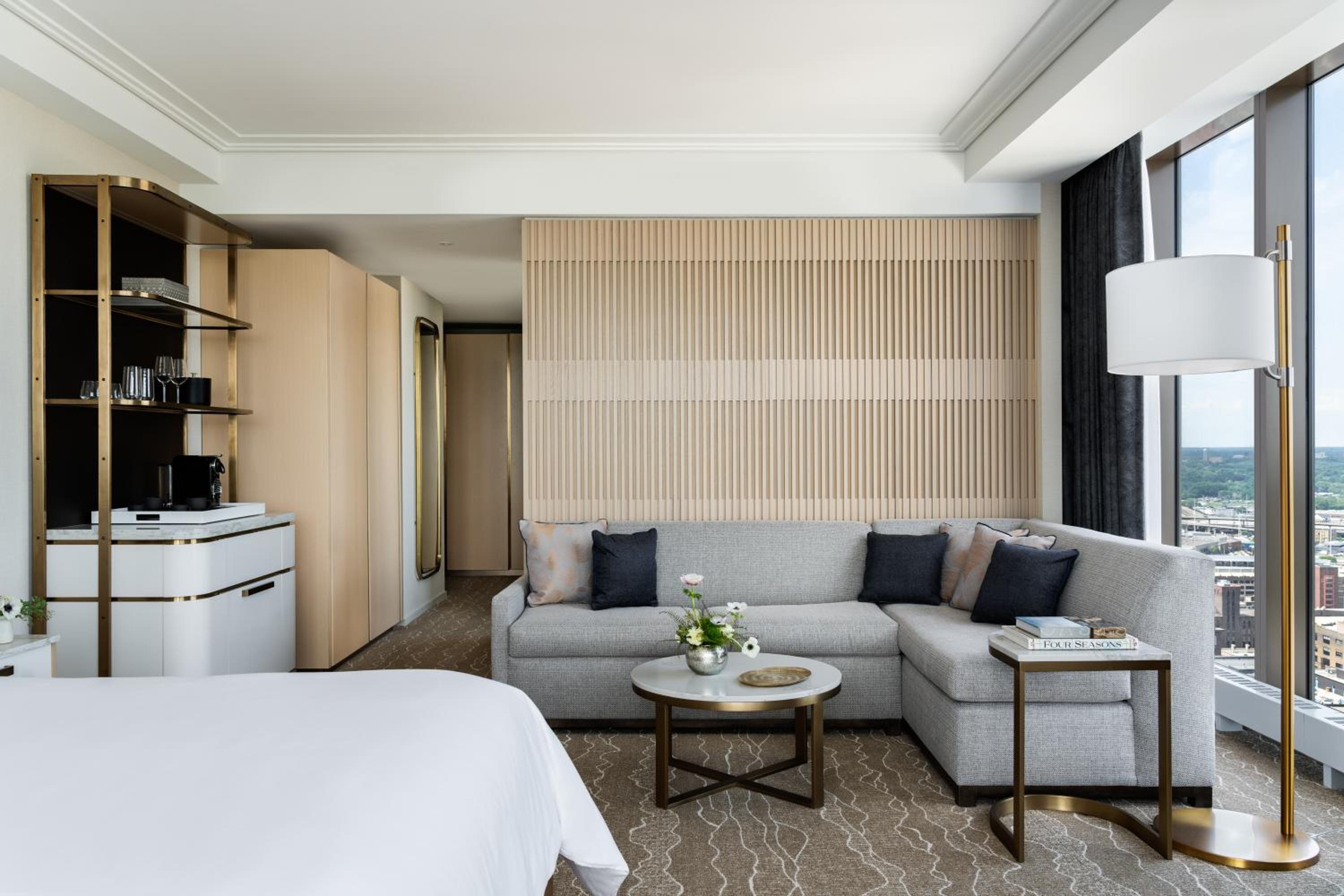 Executive Corner Suite with River View - Photo 3