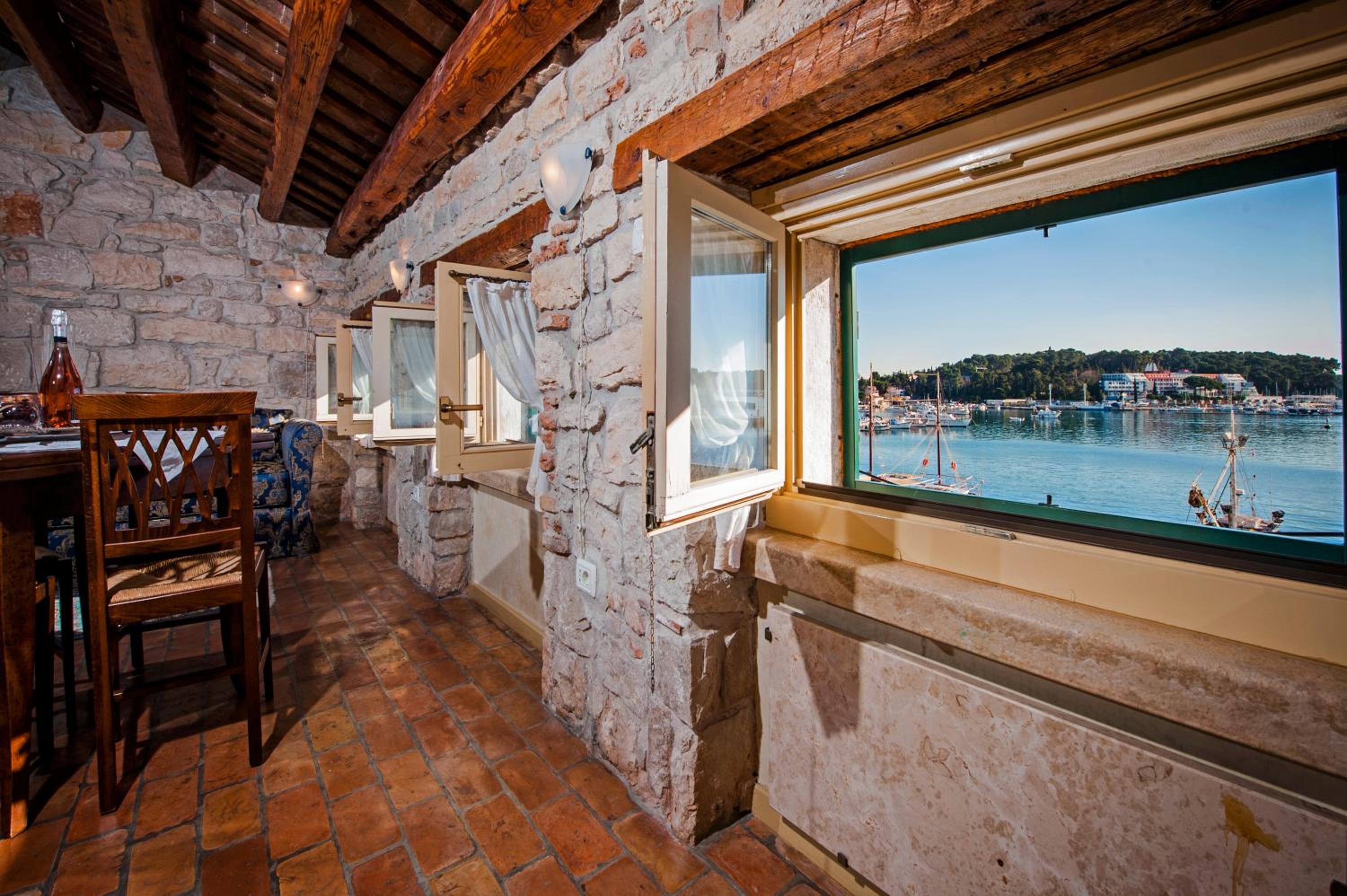 One-Bedroom Apartment with Sea View - Attic - Photo 10