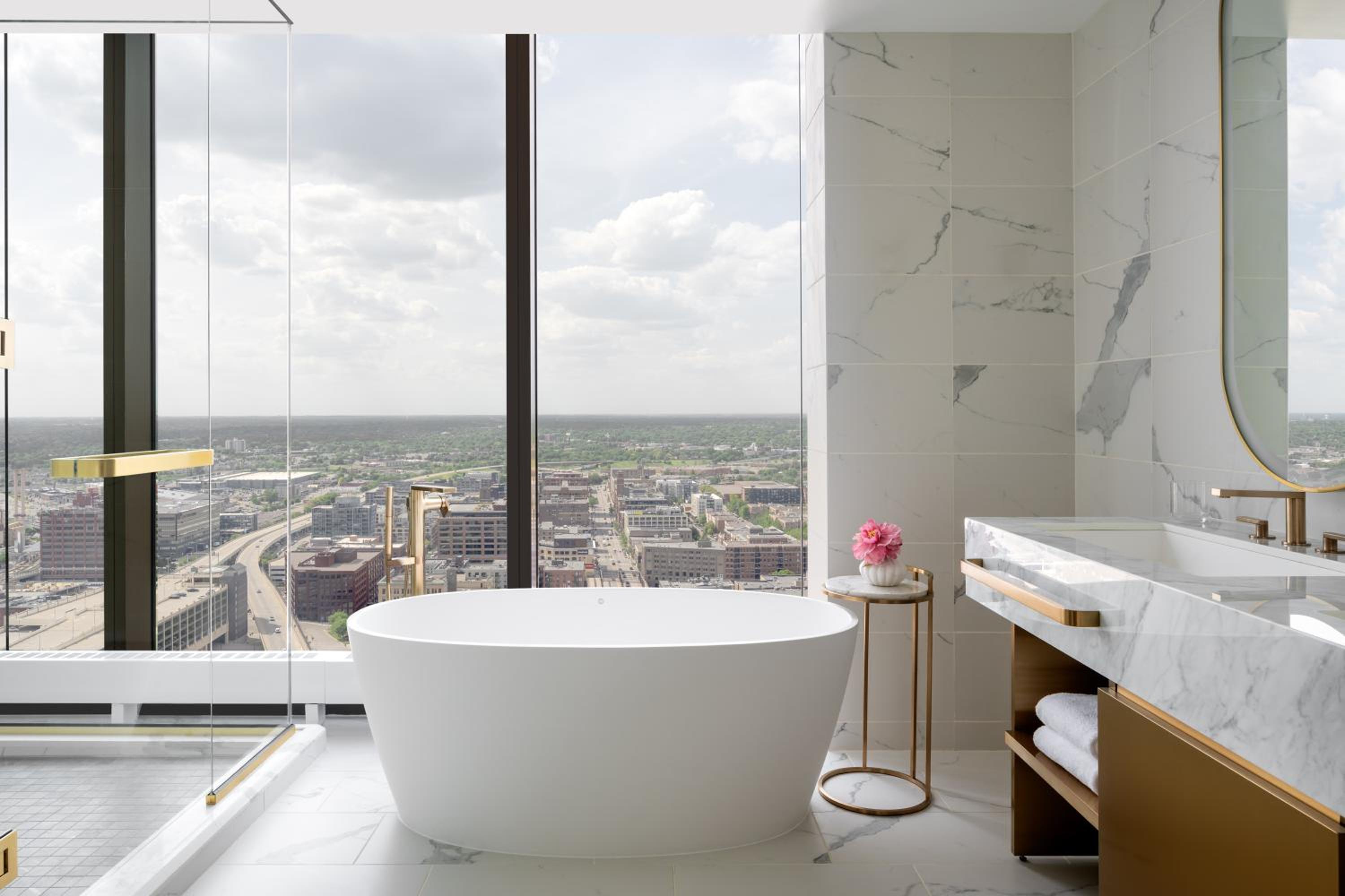 Executive Corner Suite with River View - Photo 4