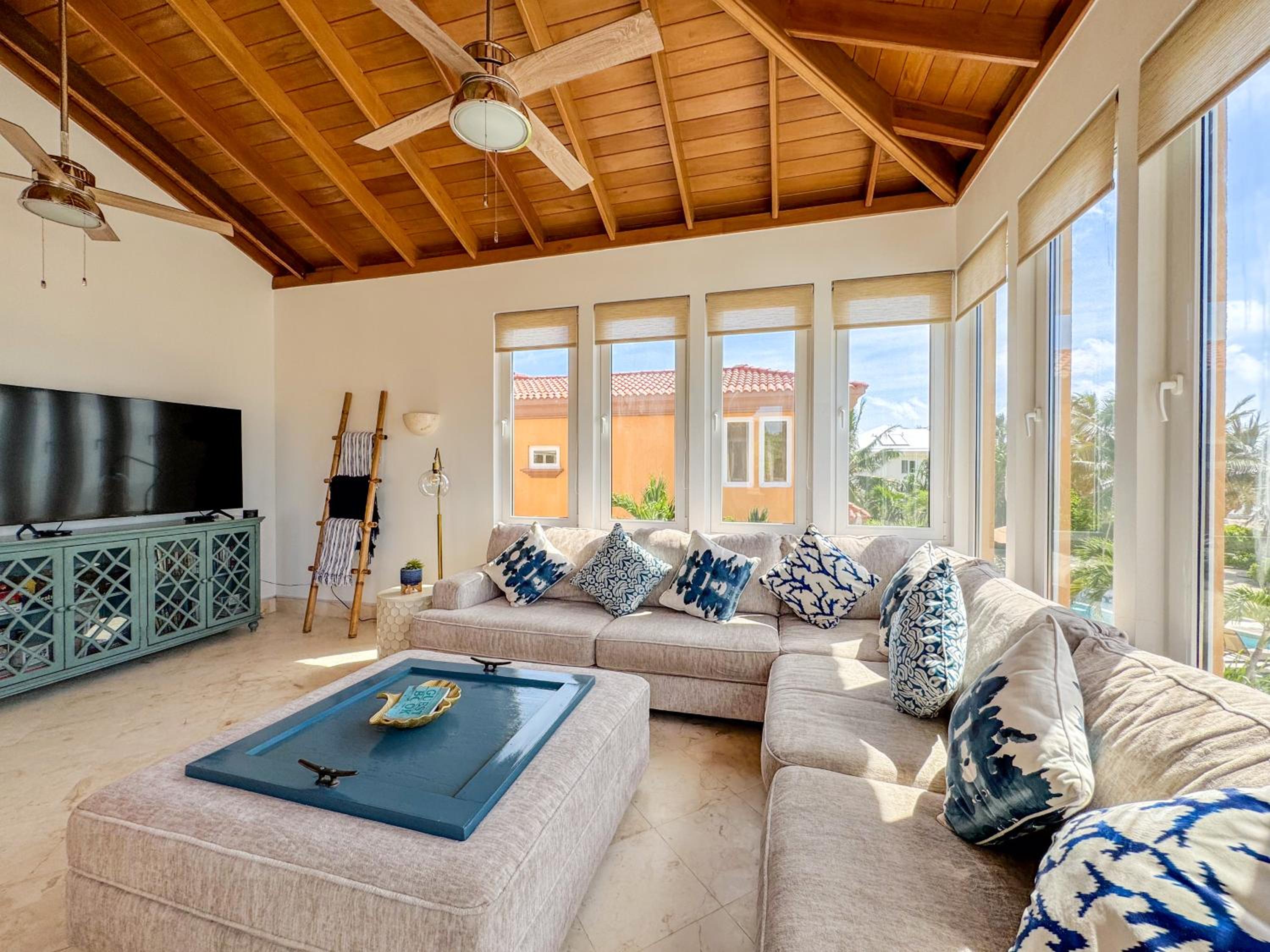 Serenity Beachfront Villa photo 2