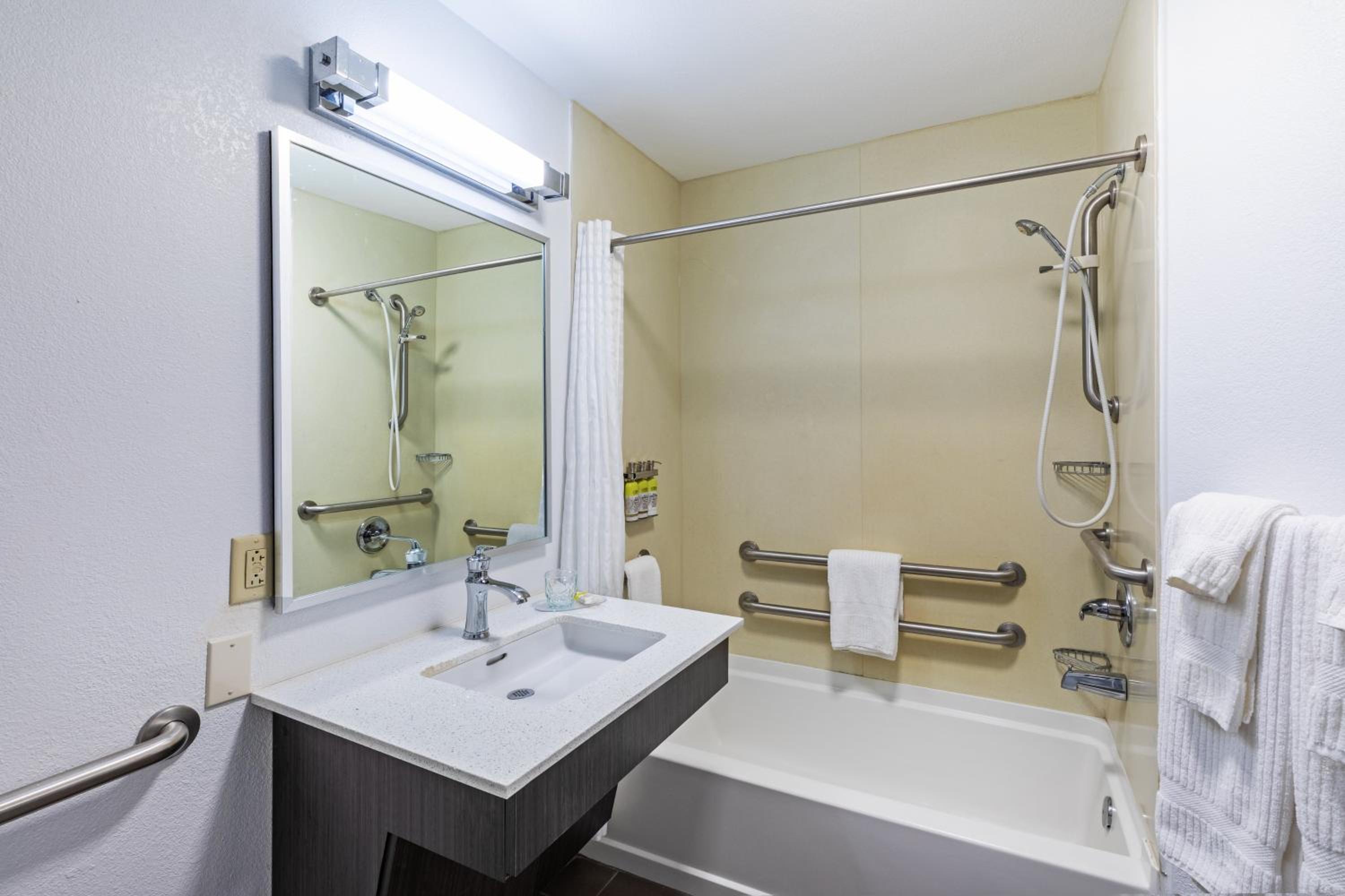 Queen Suite with Roll-In Shower - Disability Access - Photo 4