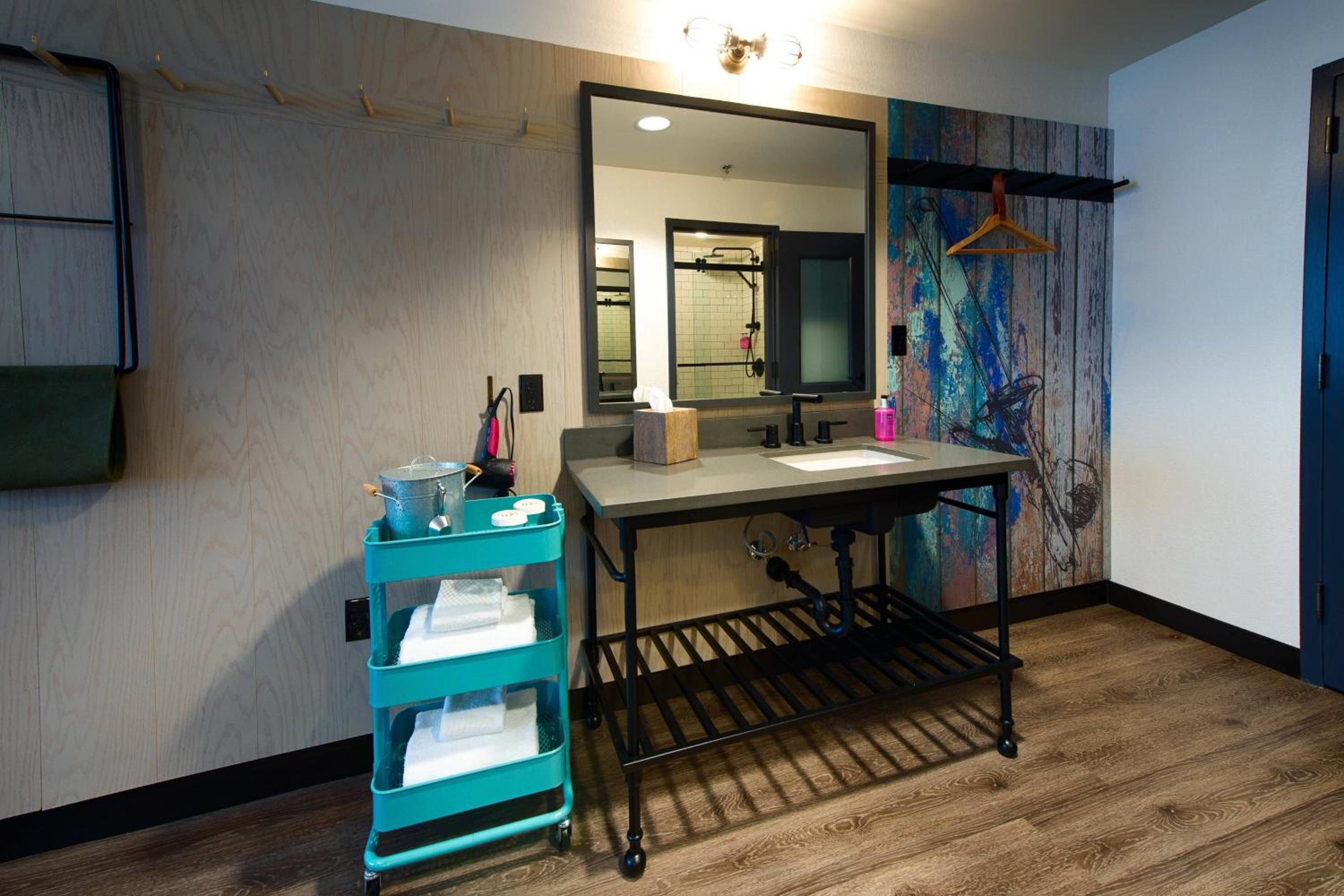 Queen Room with Adapted Tub - Mobility Accessible - Photo 1