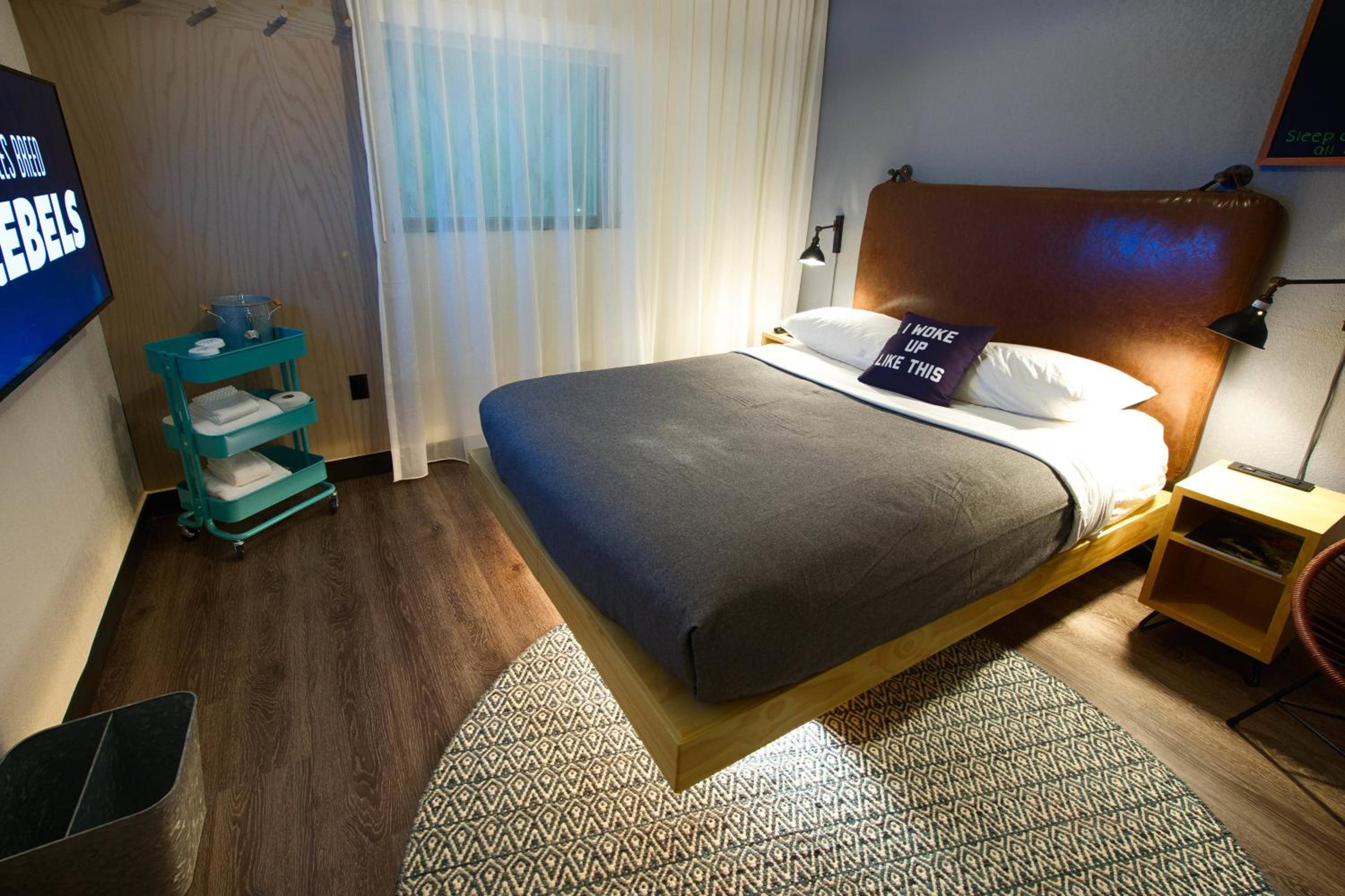 Queen Room with Adapted Tub - Mobility Accessible - Photo 2