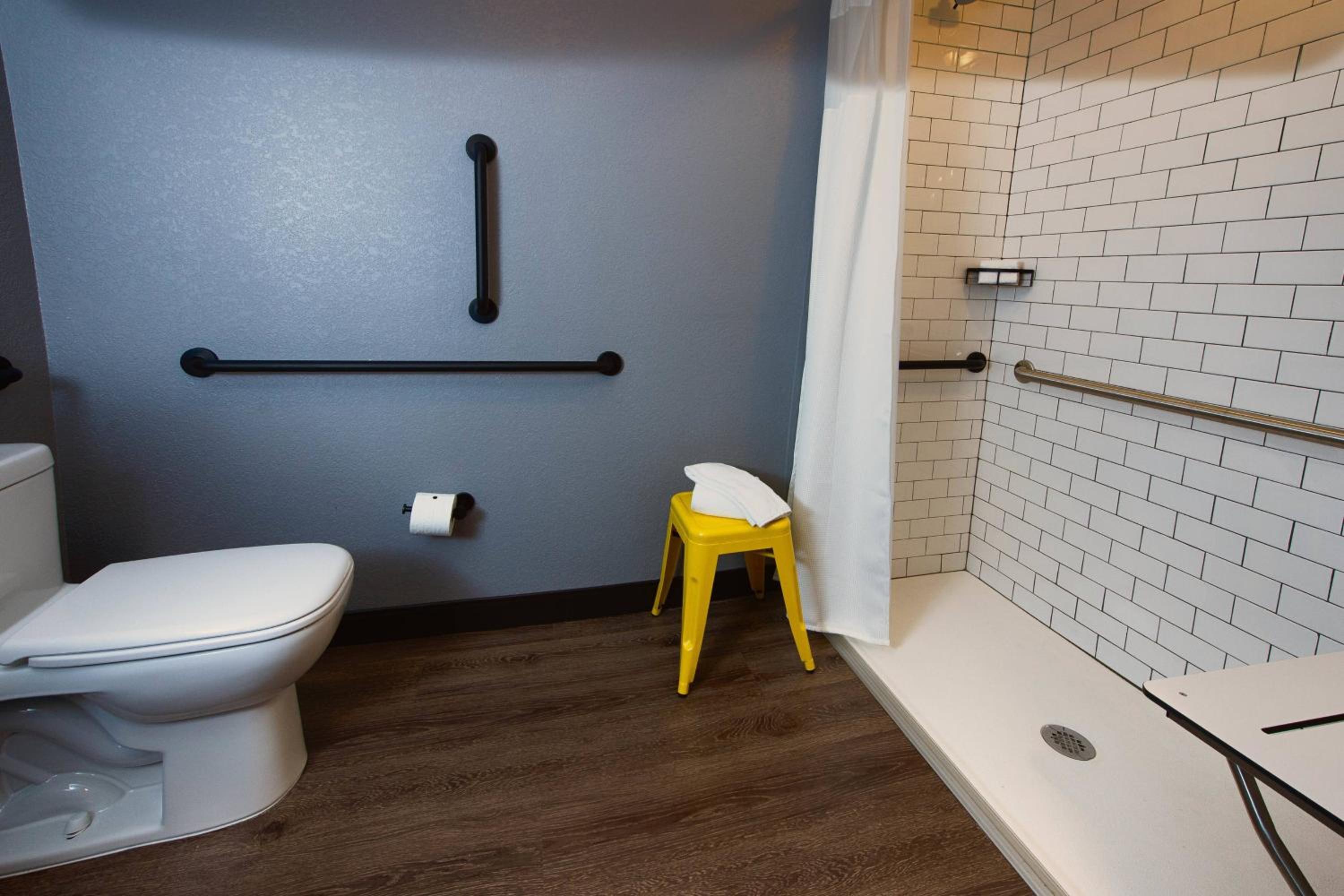 Queen Room with Two Queen Beds and Roll-in Shower - Mobility Accessible - Photo 4