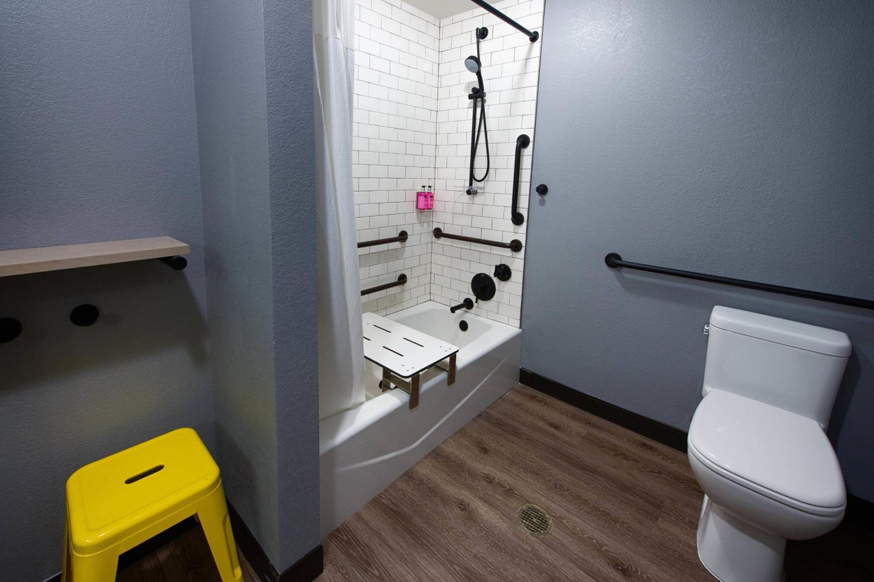 Queen Room with Adapted Tub - Mobility Accessible - Photo 4