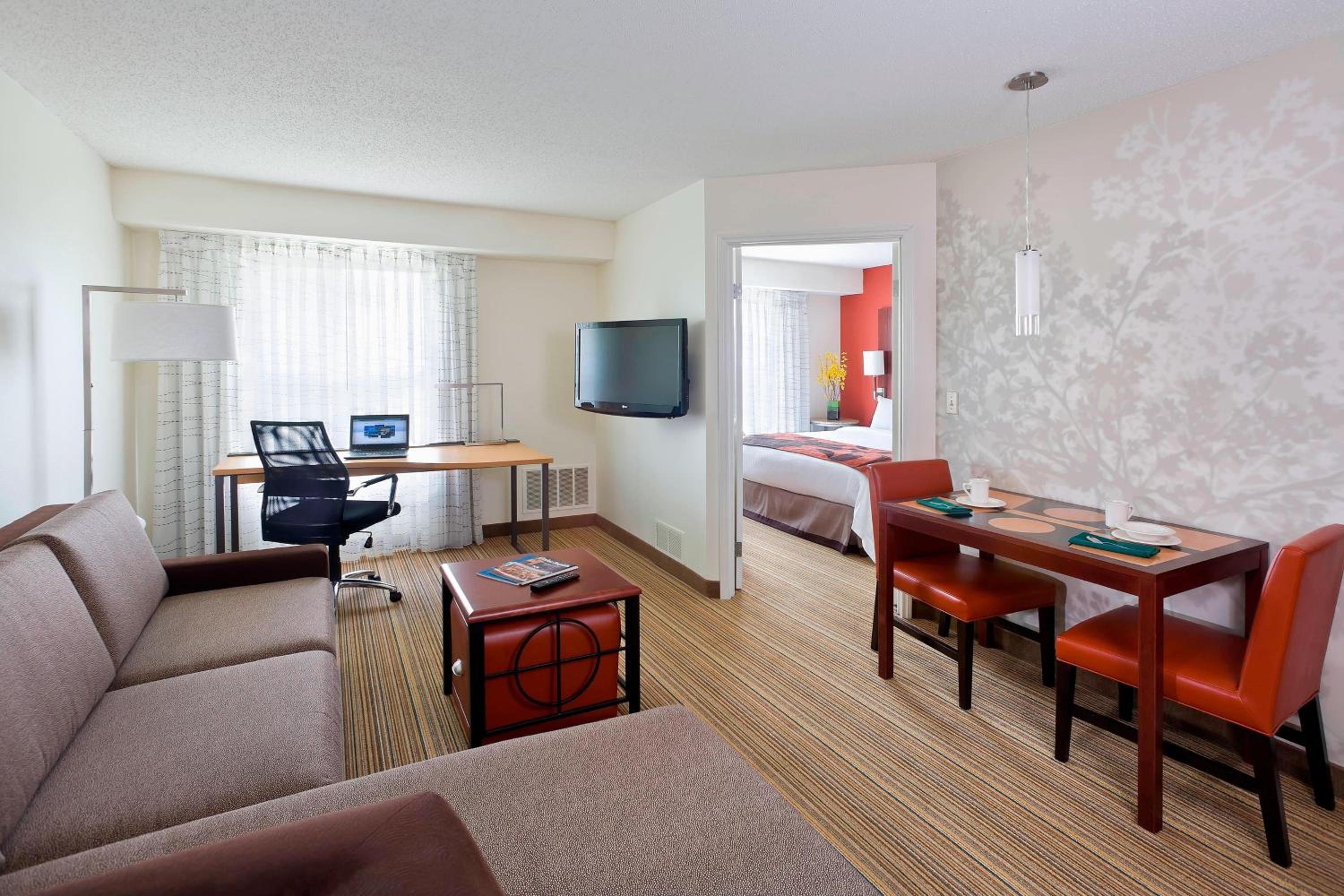 One-Bedroom King Suite with Sofa Bed and Adapted Tub - Mobility and Hearing Accessible - Photo 2