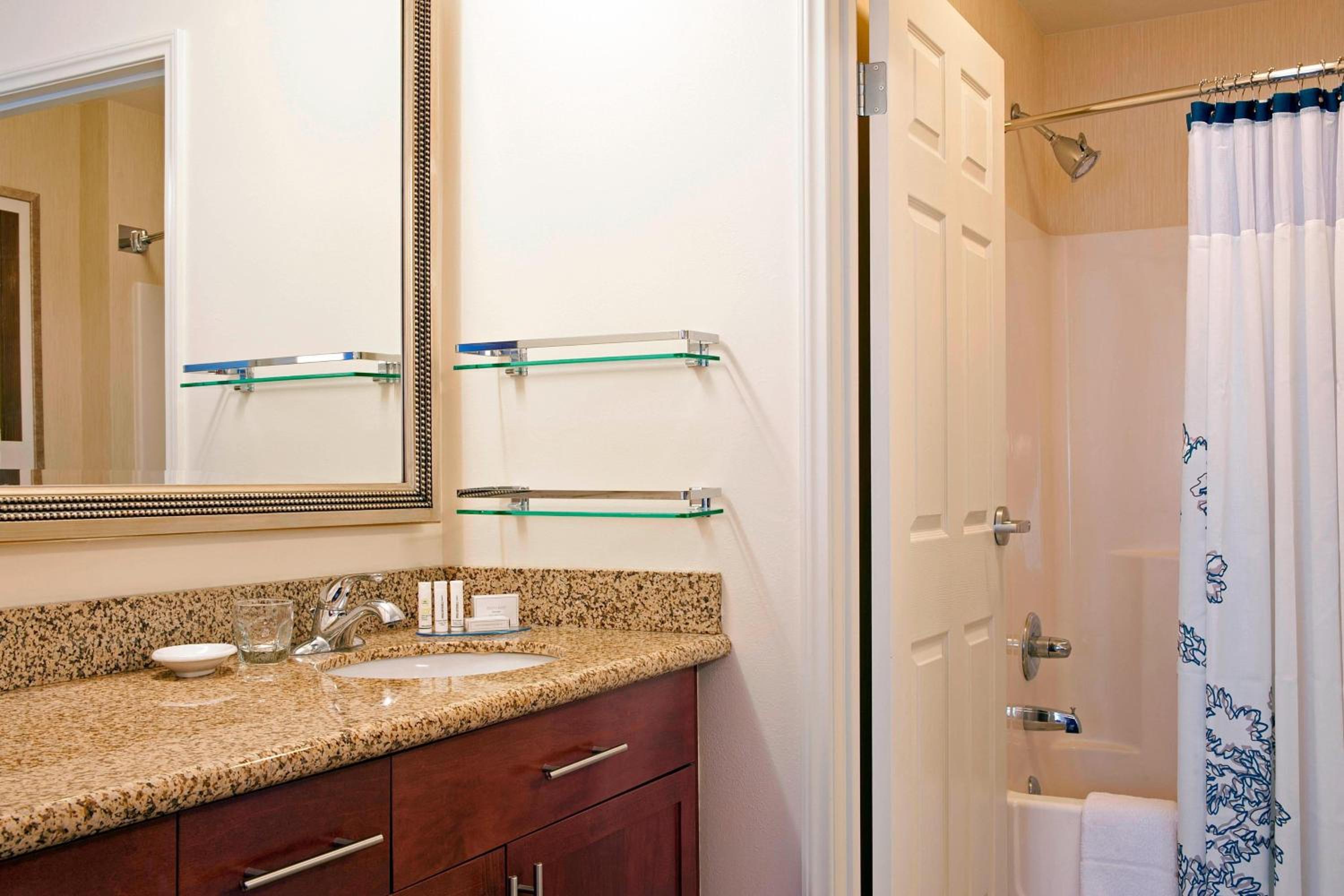 One-Bedroom King Suite with Sofa Bed and Adapted Tub - Mobility and Hearing Accessible - Photo 3