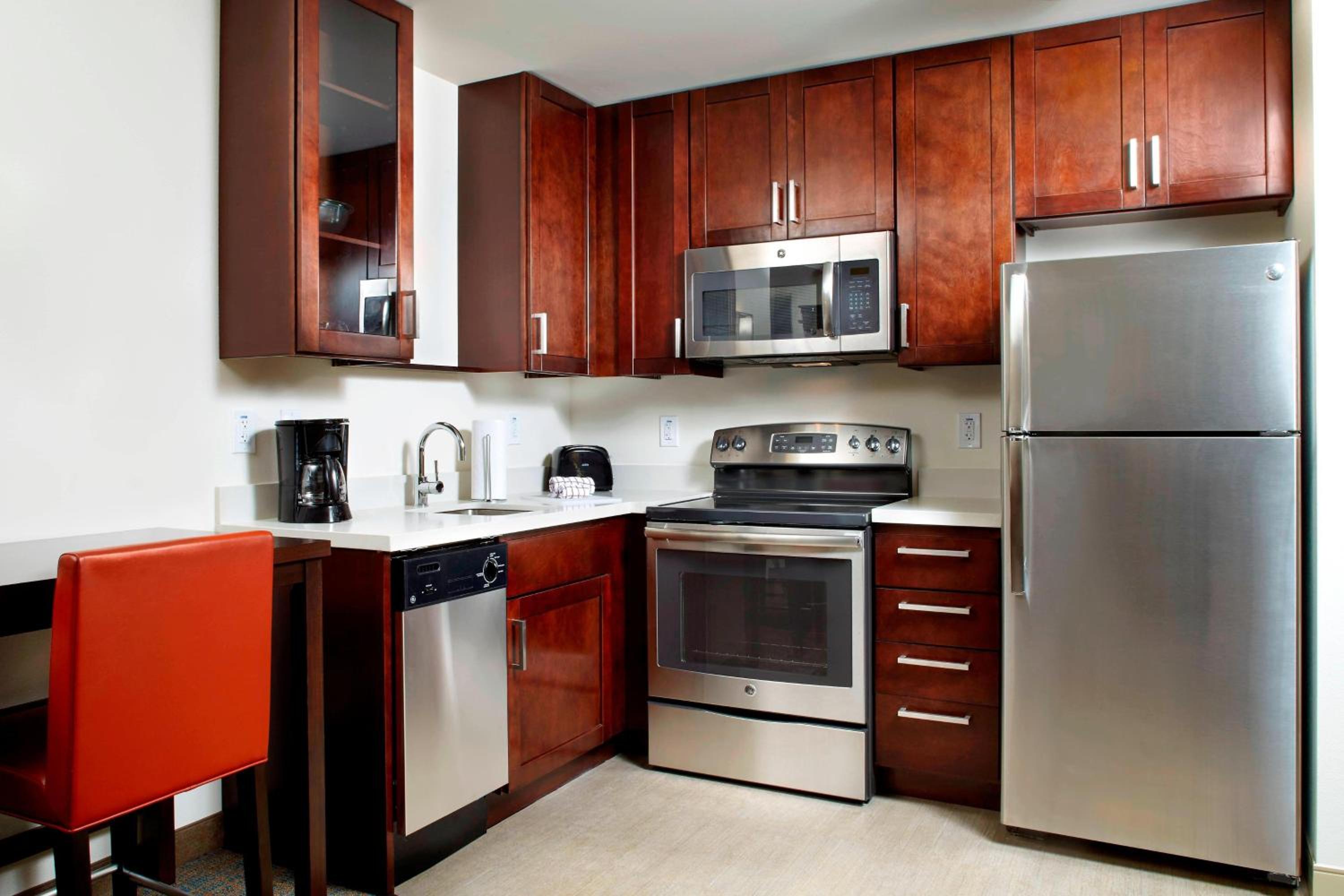 One-Bedroom King Suite with Sofa Bed and Roll-in Shower - Mobility and Hearing Accessible