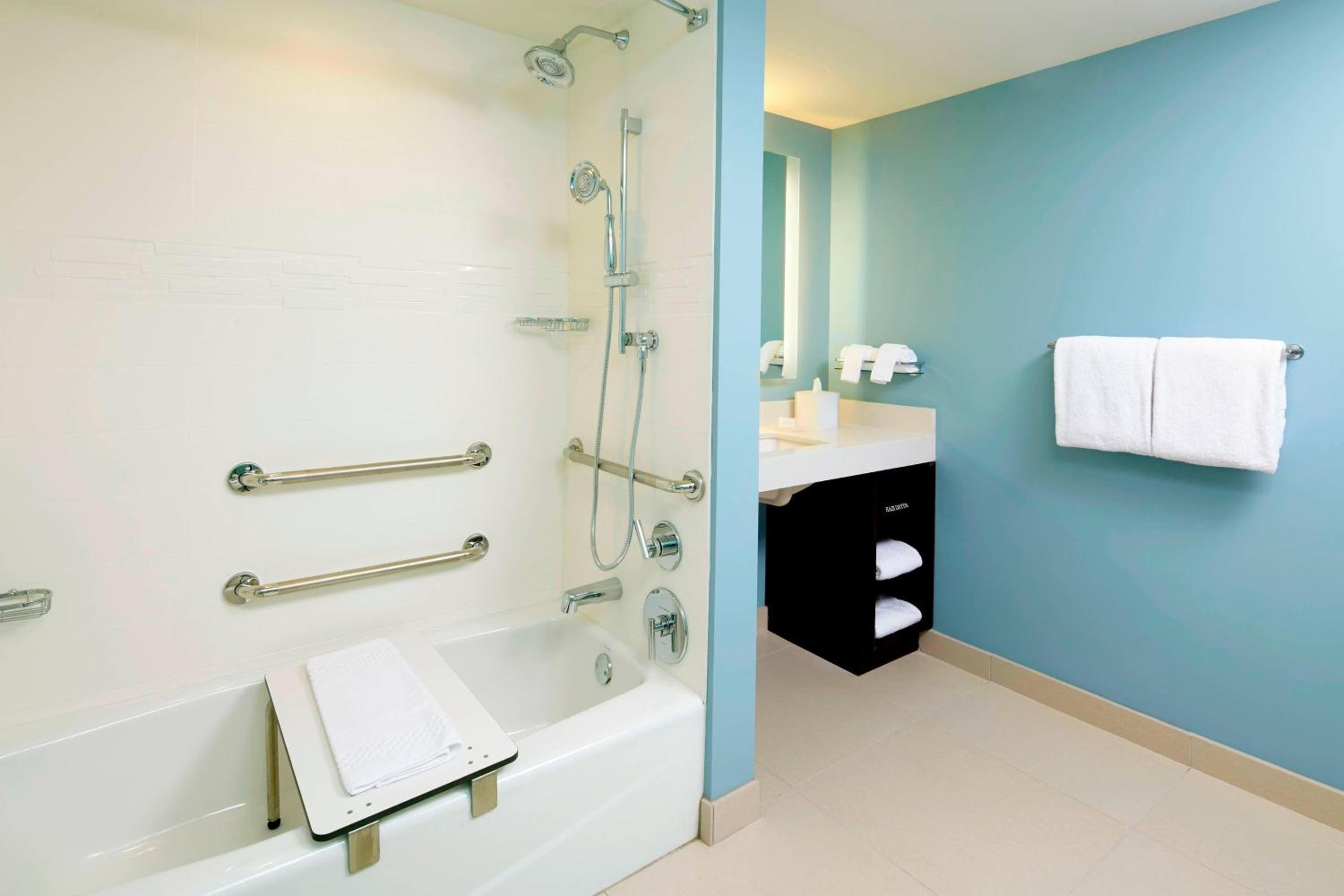 One-Bedroom King Suite with Sofa Bed and Adapted Tub - Mobility and Hearing Accessible