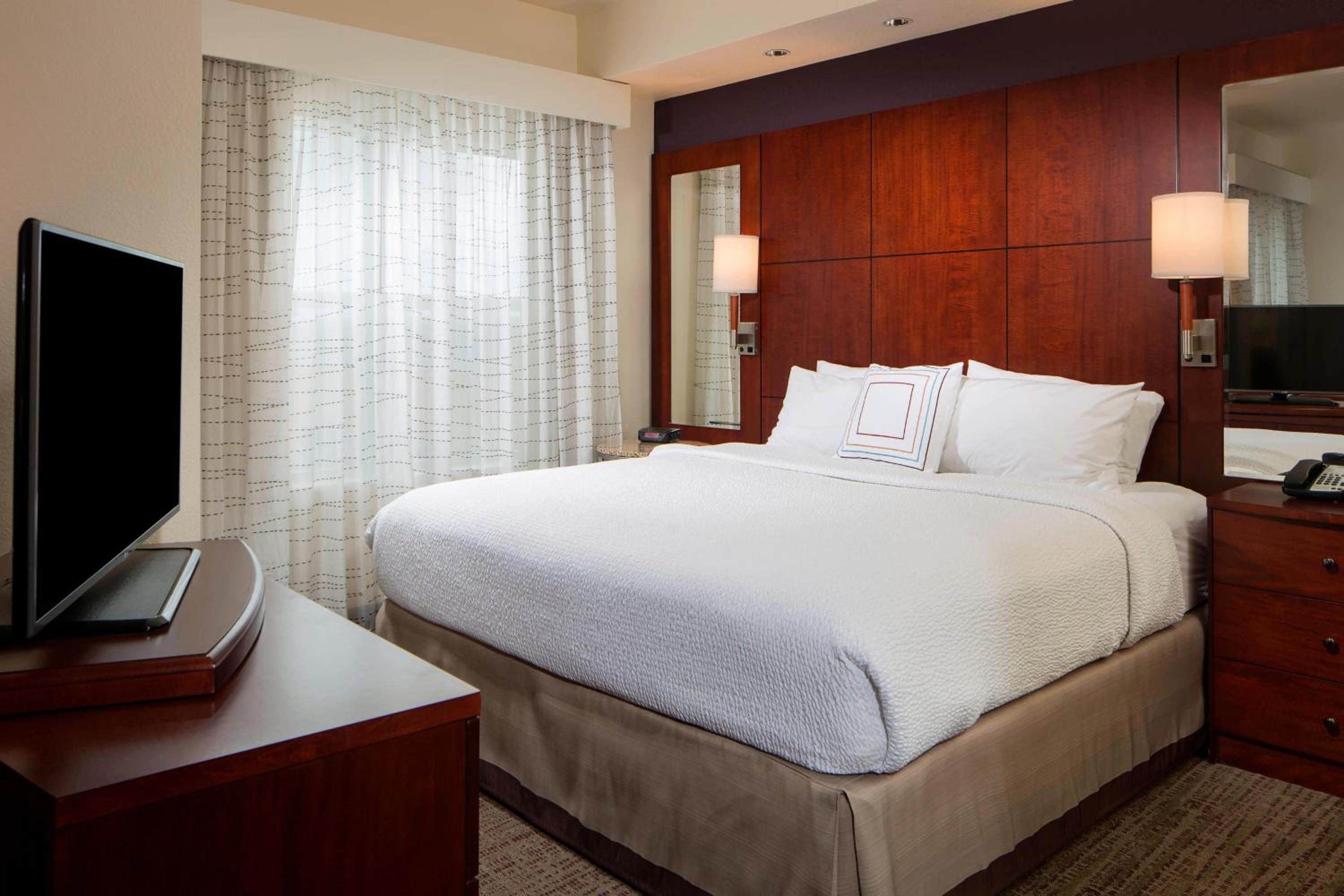 One-Bedroom King Suite with Sofa Bed - Hearing Accessible photo 2