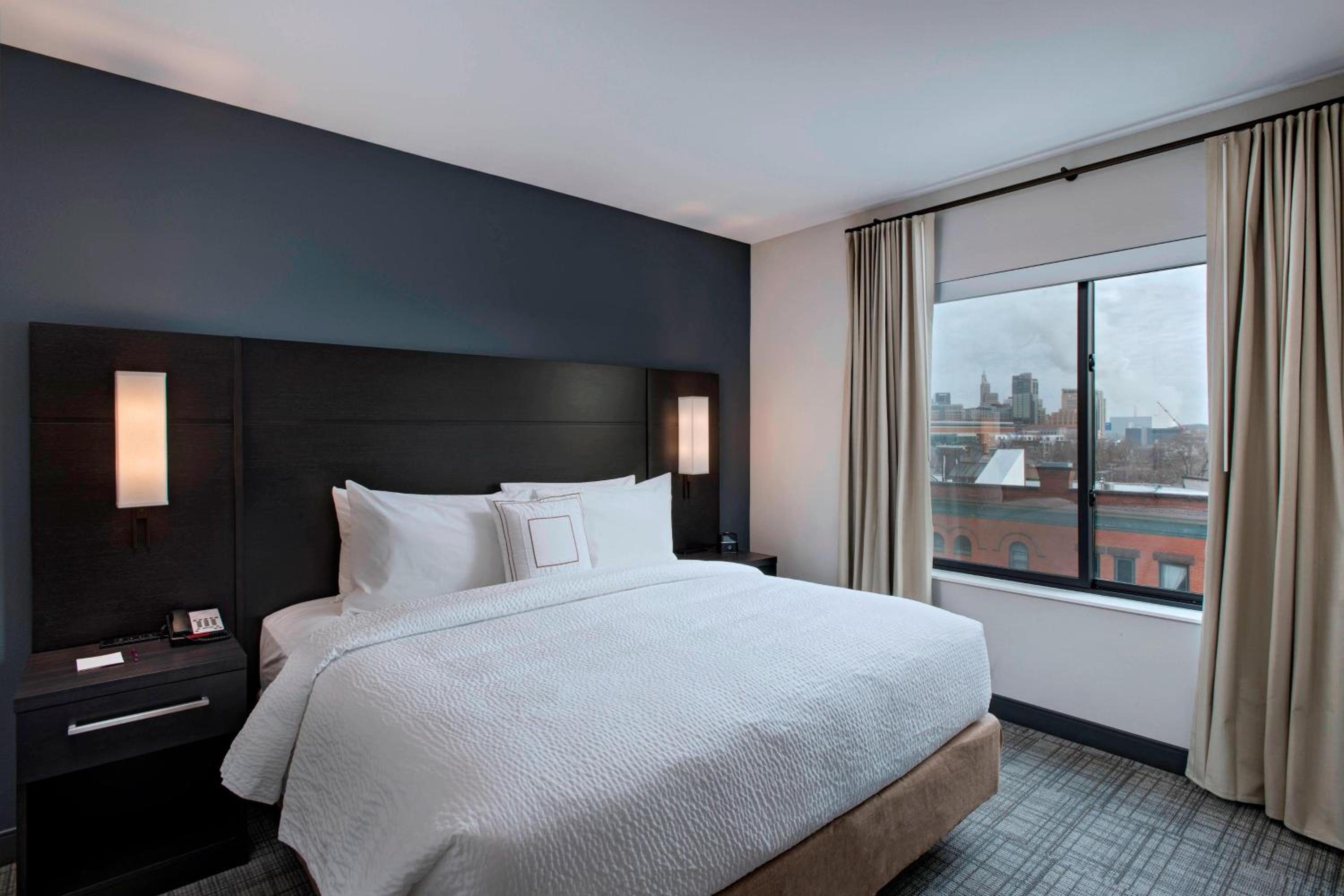 1 Bedroom Suite, 1 King, Alternate: sofa bed (Mobility Accessible w/ Tub) photo 2