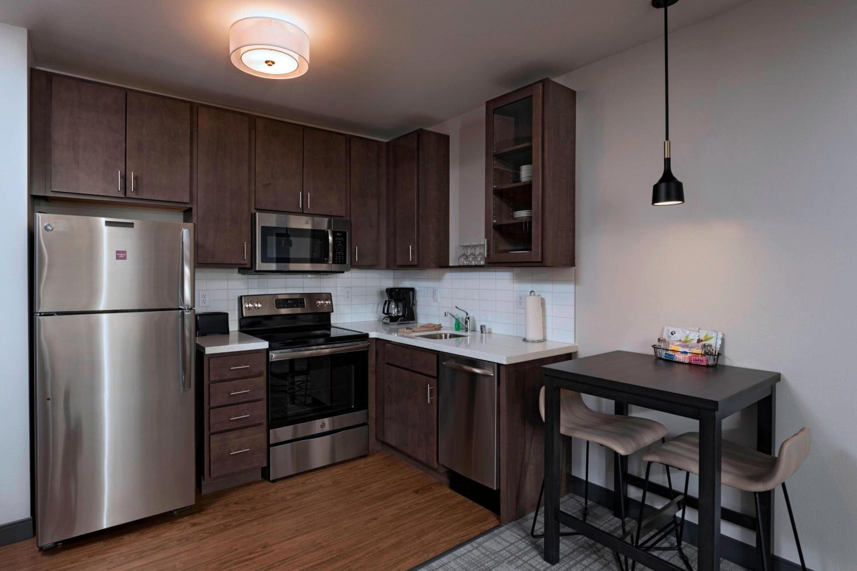 1 Bedroom Suite, 1 King, Alternate: sofa bed (Mobility Accessible w/ Tub) photo 3