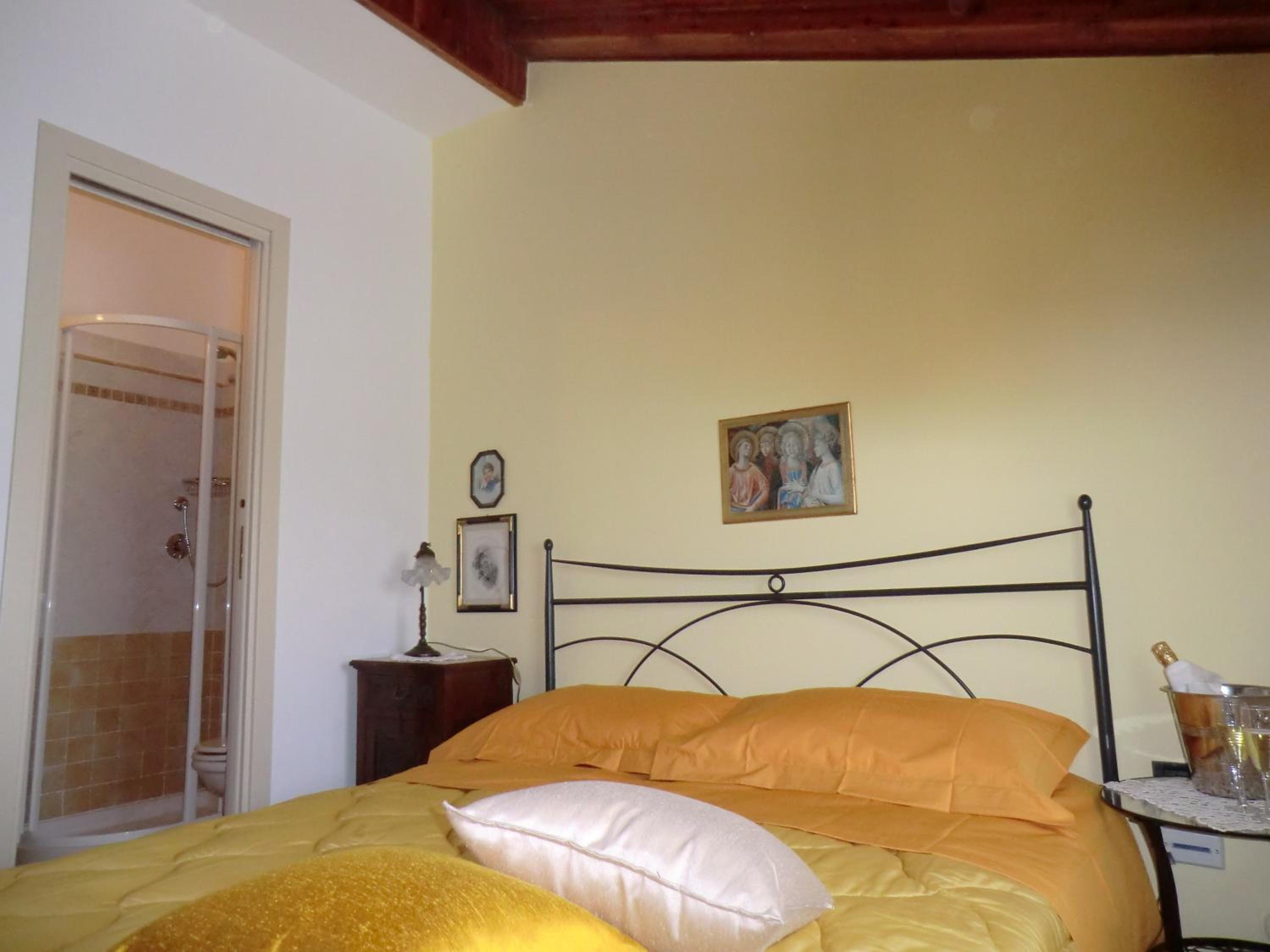 Double Room - Photo 17