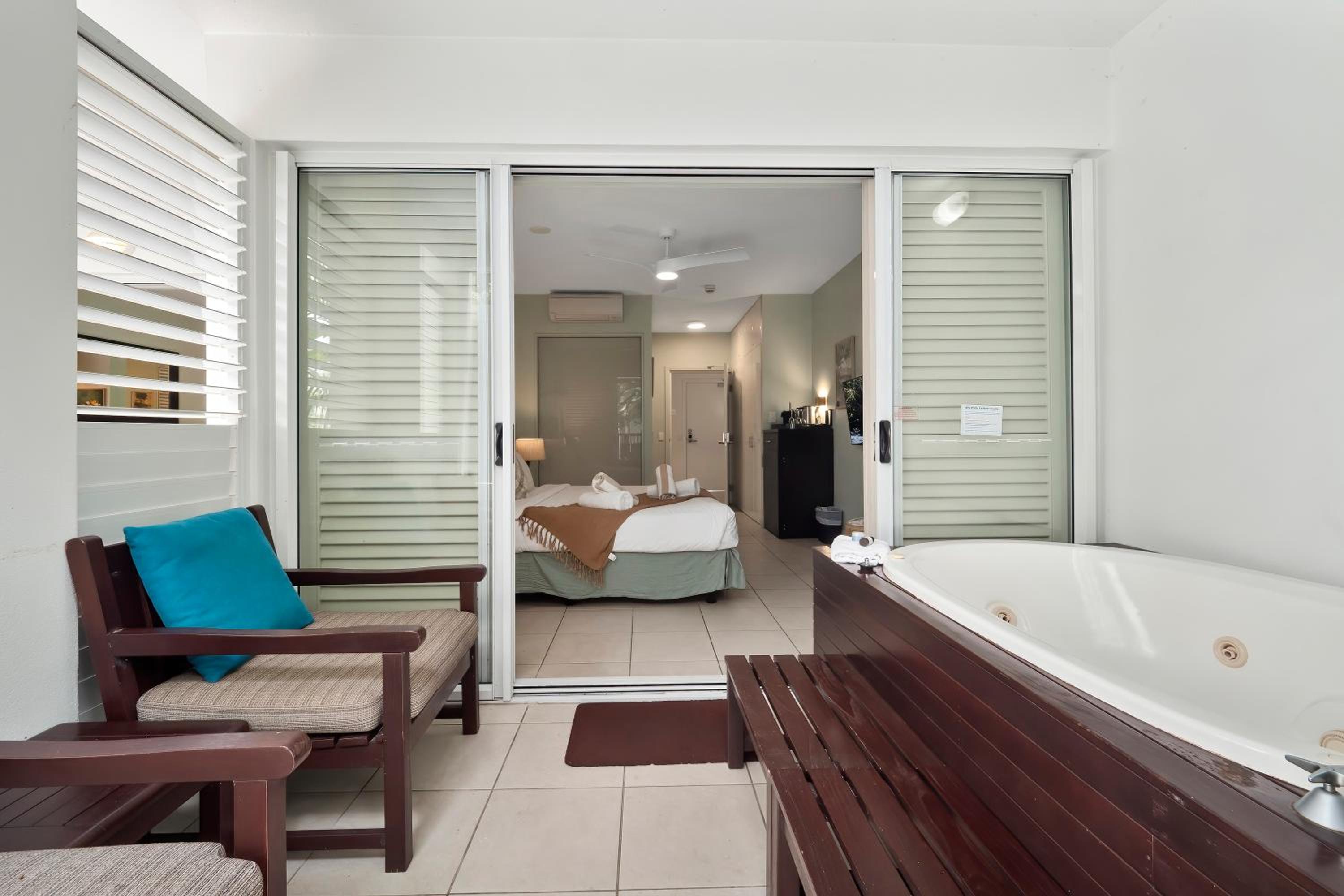 Ground Floor 1 bedroom Retro apartment with patio - easy pool access