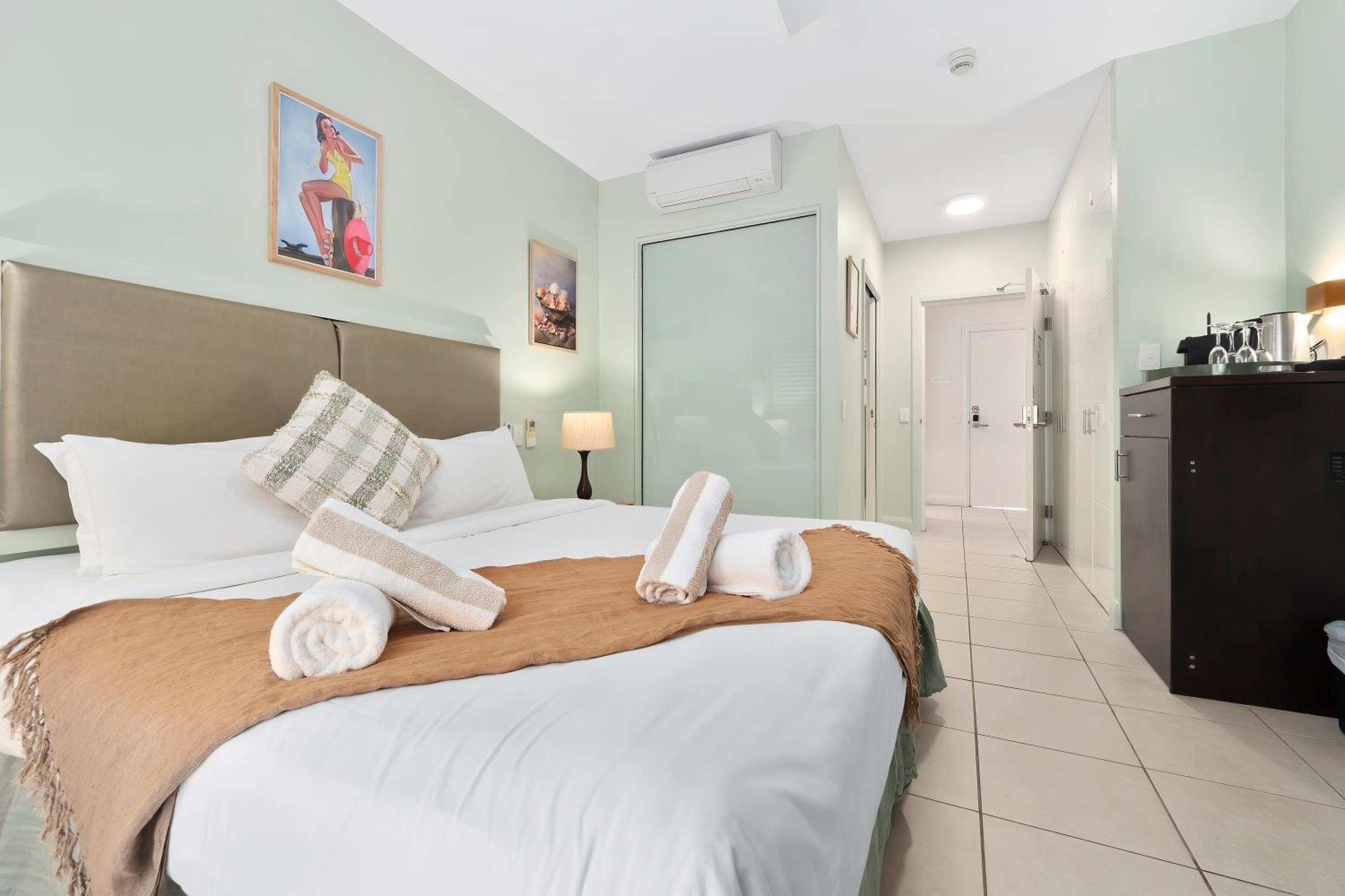 Ground Floor 1 bedroom Retro apartment with patio - easy pool access