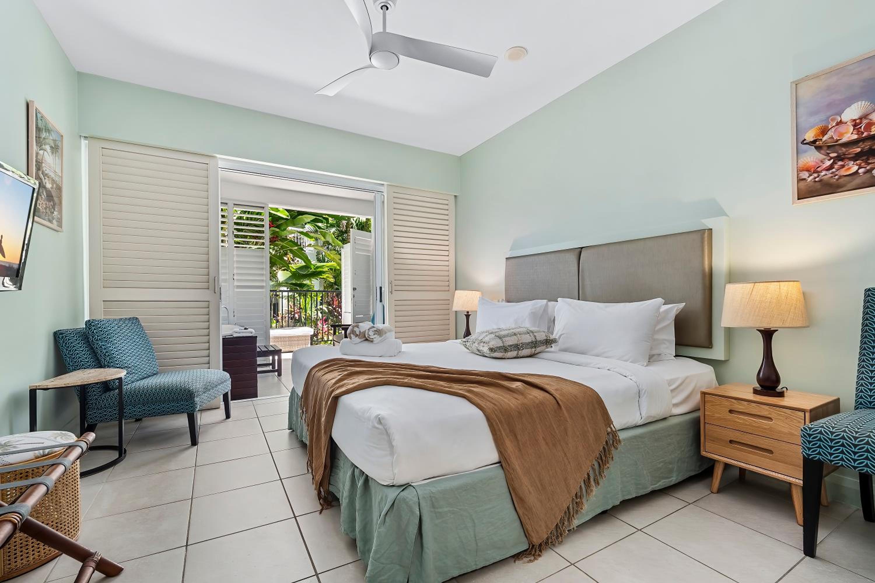 Ground Floor 2 bedroom Retro apartment with patio - easy pool access