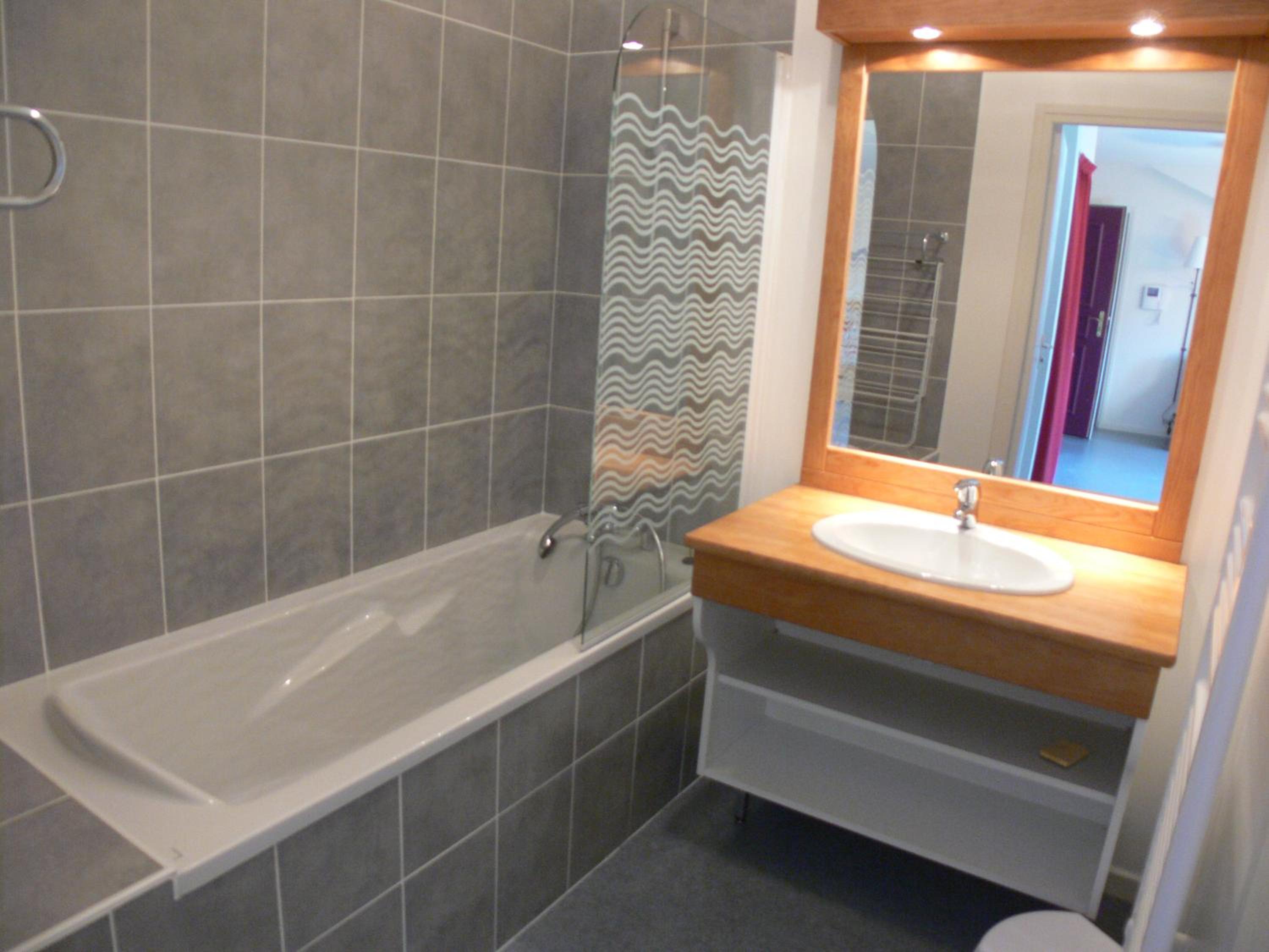 Studio Apartment with Balcony (2 Adults) - Photo 4
