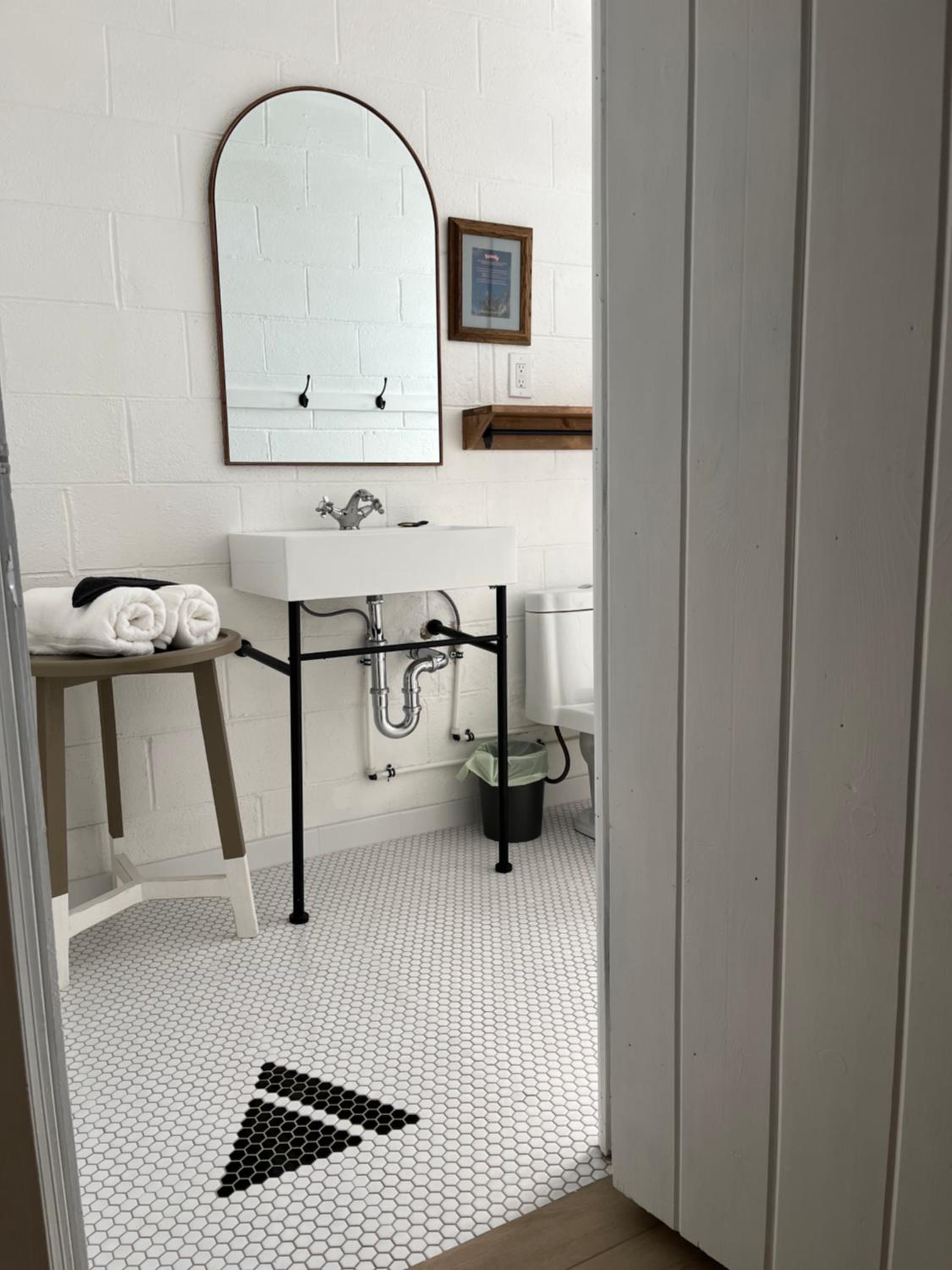 Deluxe Queen Suite - Photo 9