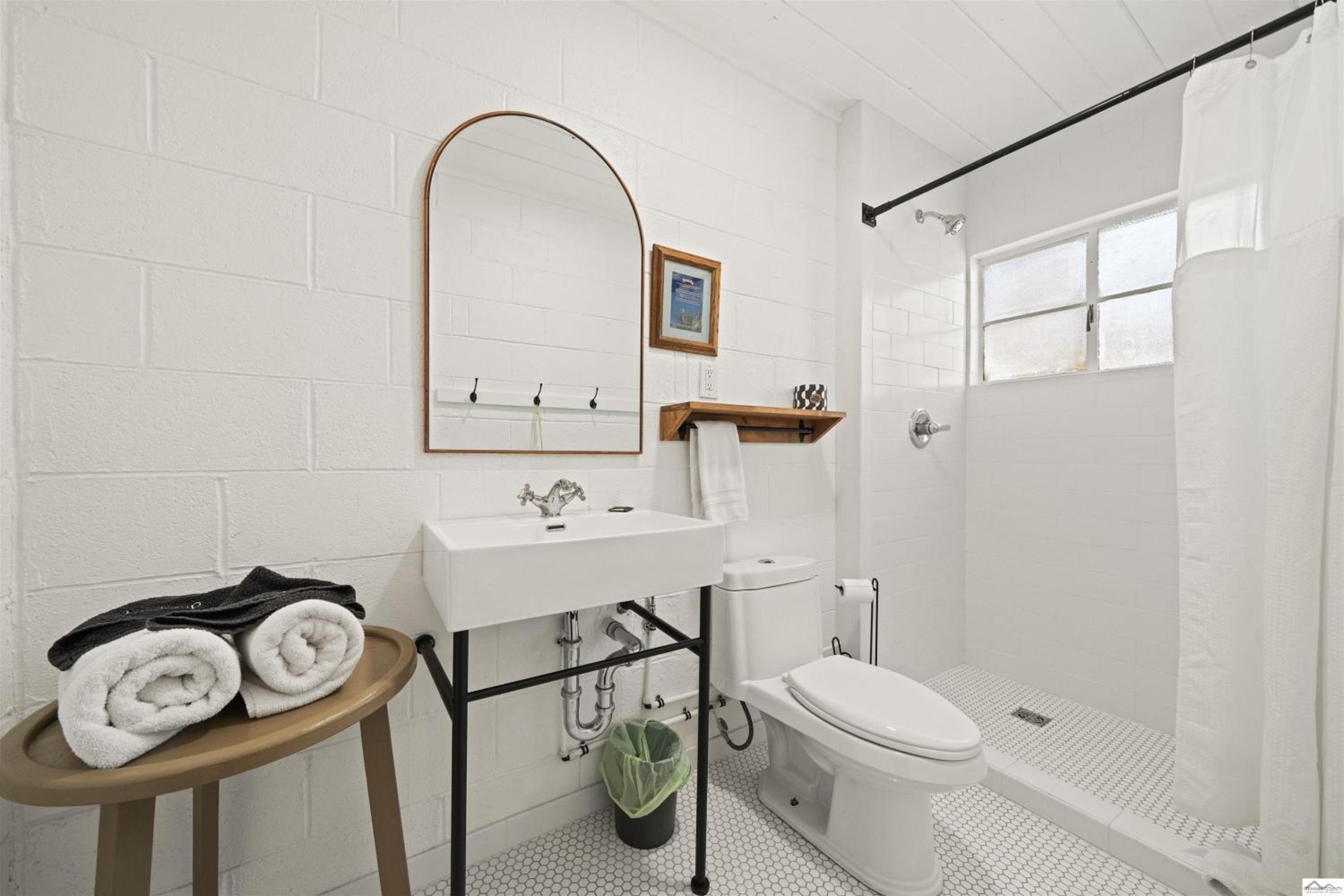 Deluxe Queen Suite - Photo 7