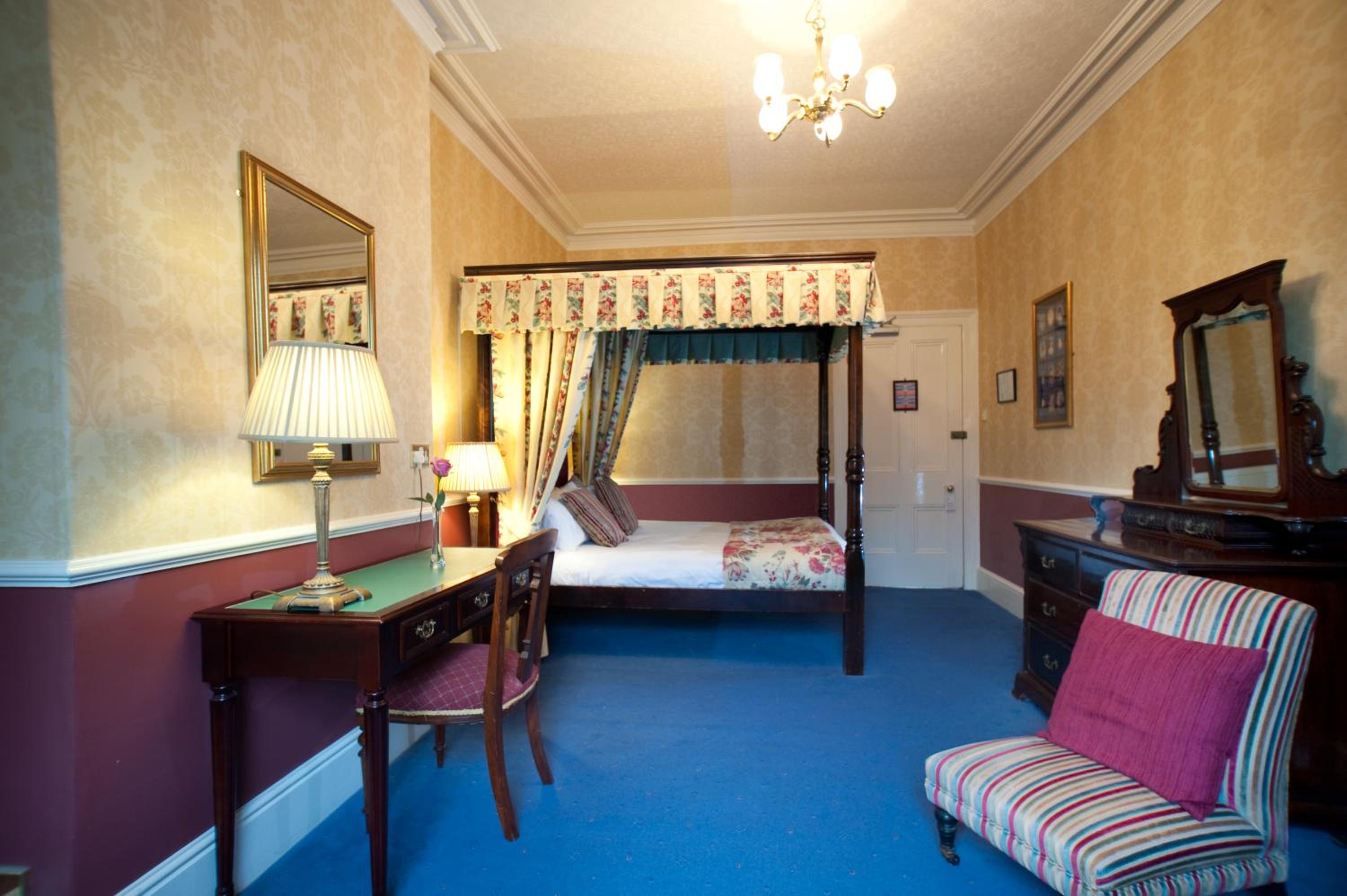 Four Poster room