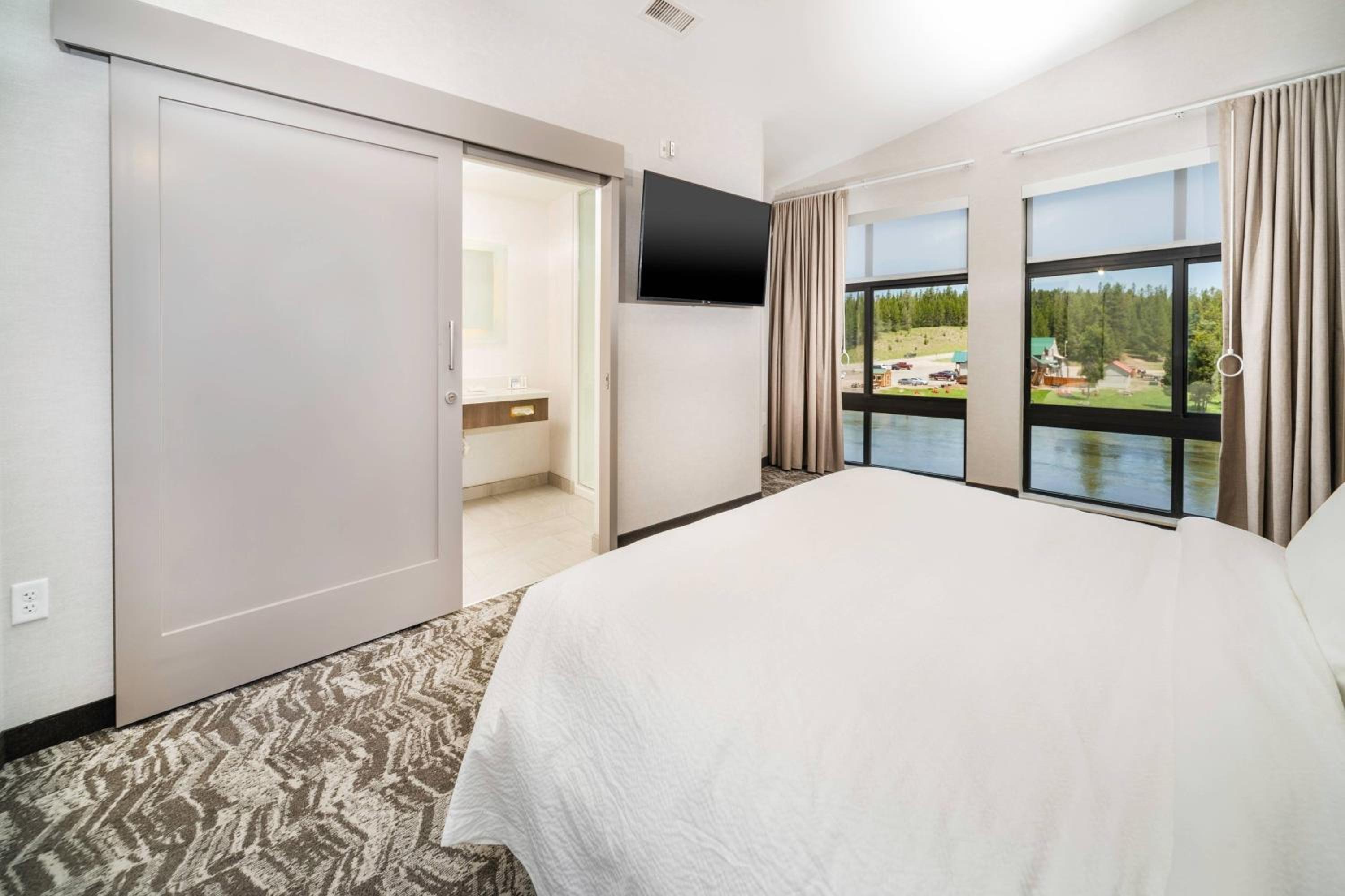 One-Bedroom Suite with One King Bed, Two Queen Beds and Trundle Sofa - Hearing Accessible photo 1