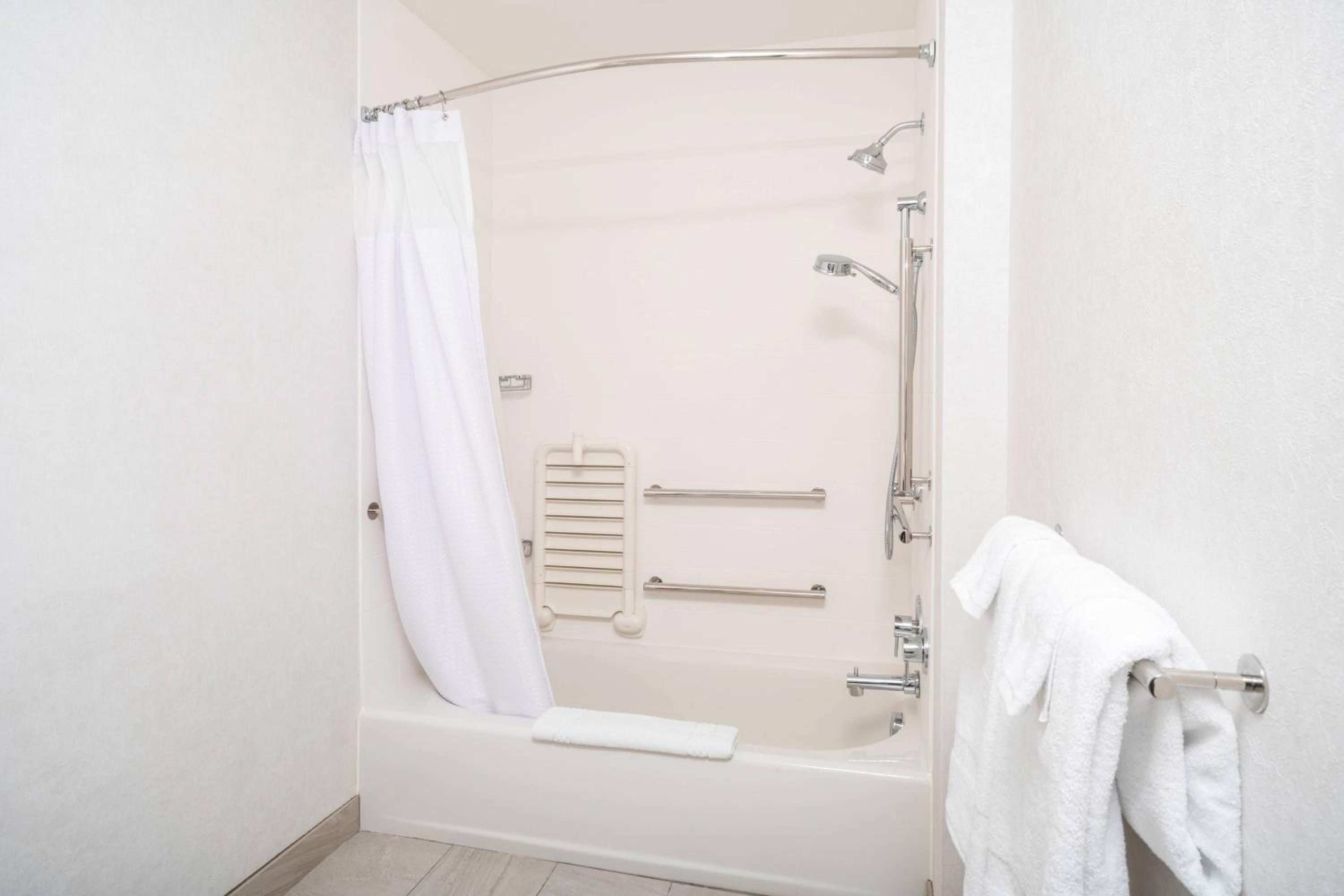 Queen Suite with Two Queen Beds, Bathtub and Trundle Sofa - Mobility Access photo 3