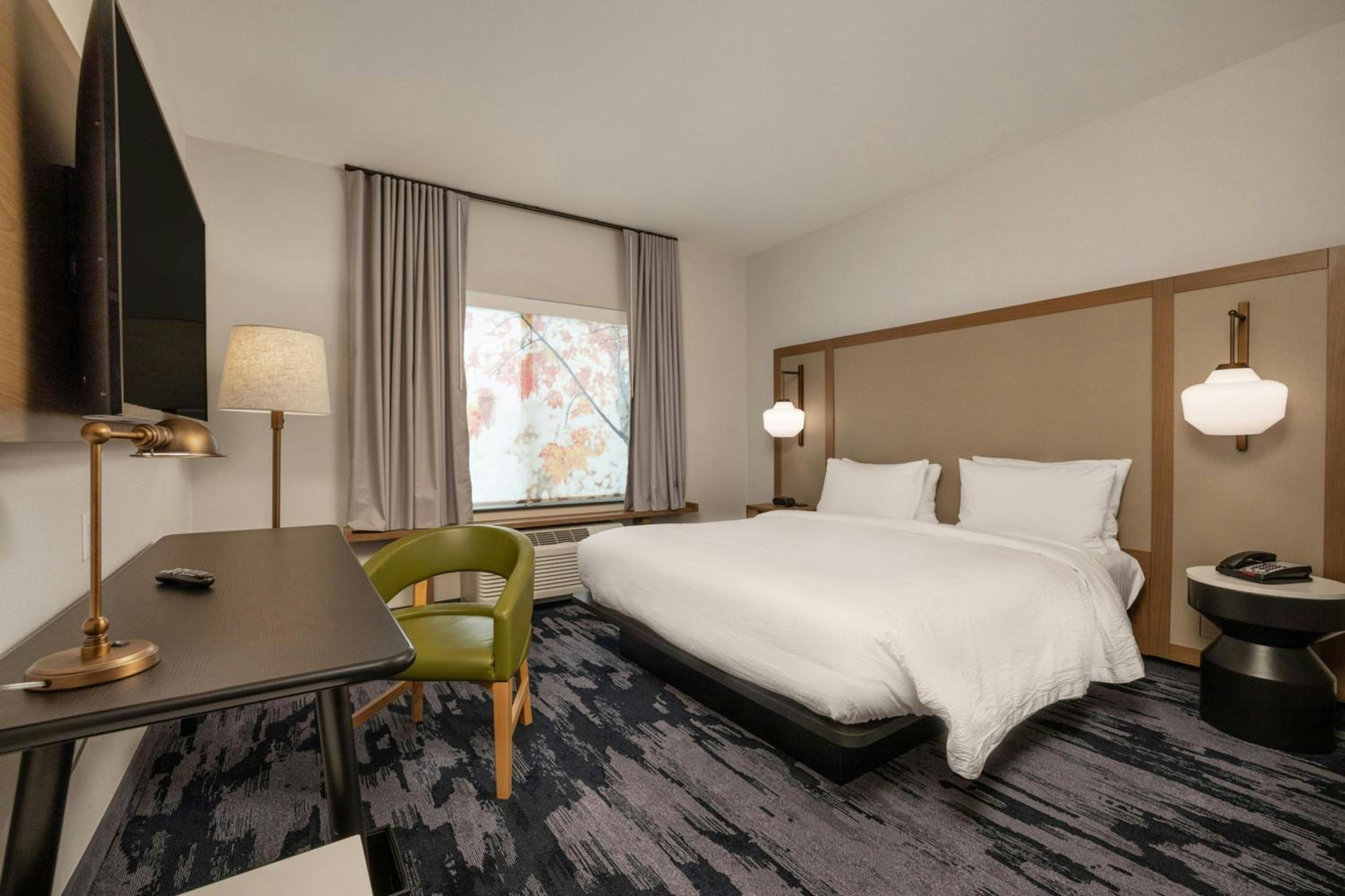King Room with Adapted Tub - Mobility and Hearing Accessible