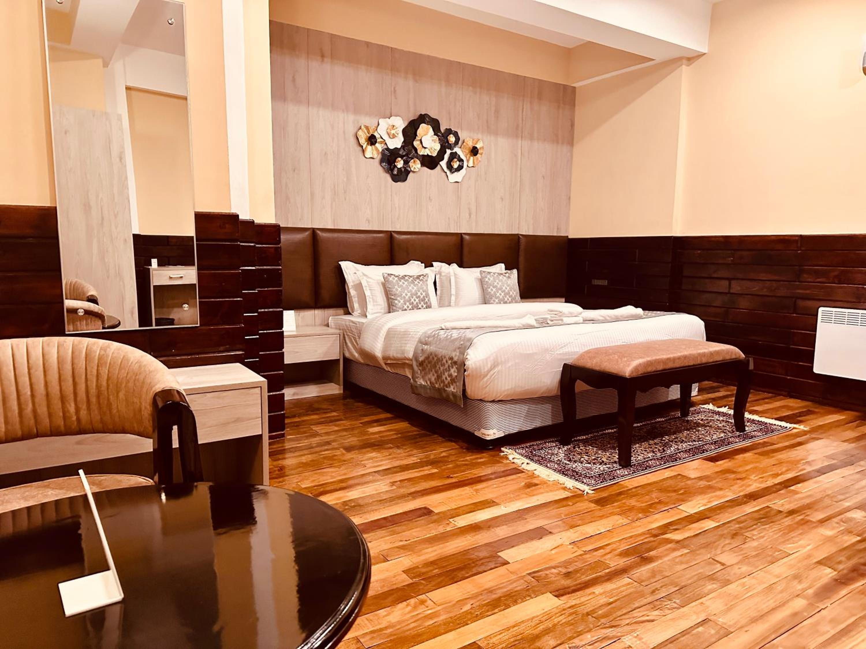 Deluxe King Room photo 2