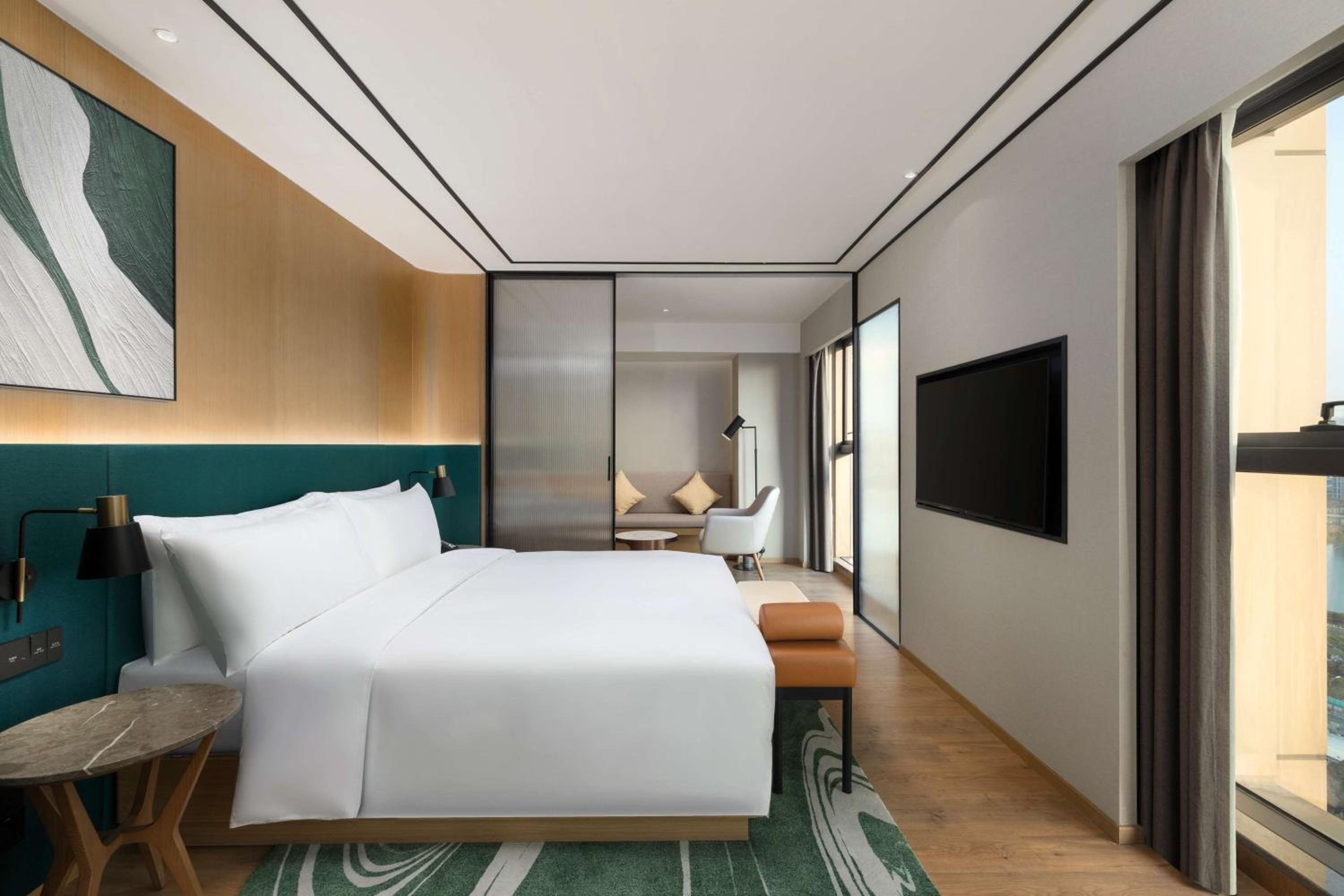 Deluxe King Suite with Lake View photo 1