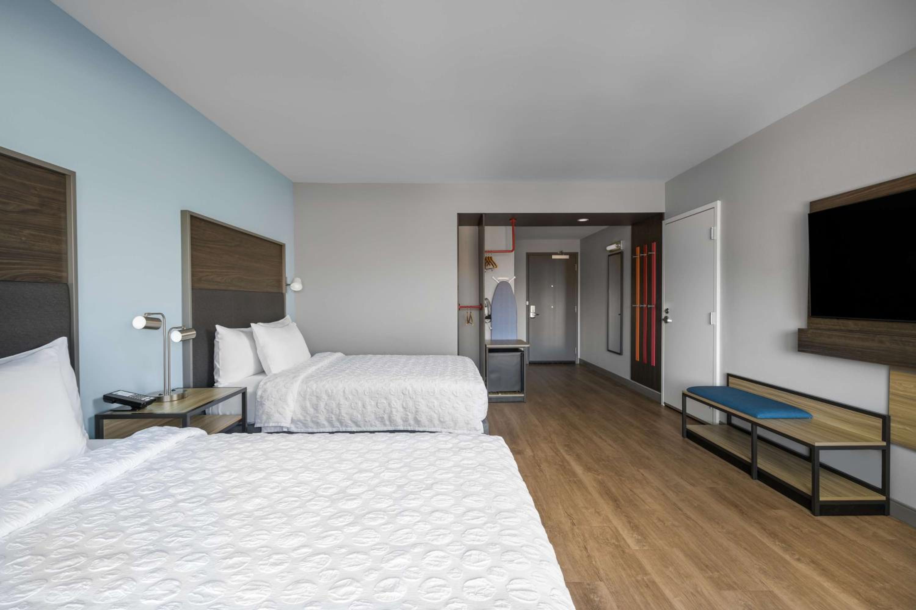 Queen Room with Two Queen Beds and Bath Tub - Mobility Accessible