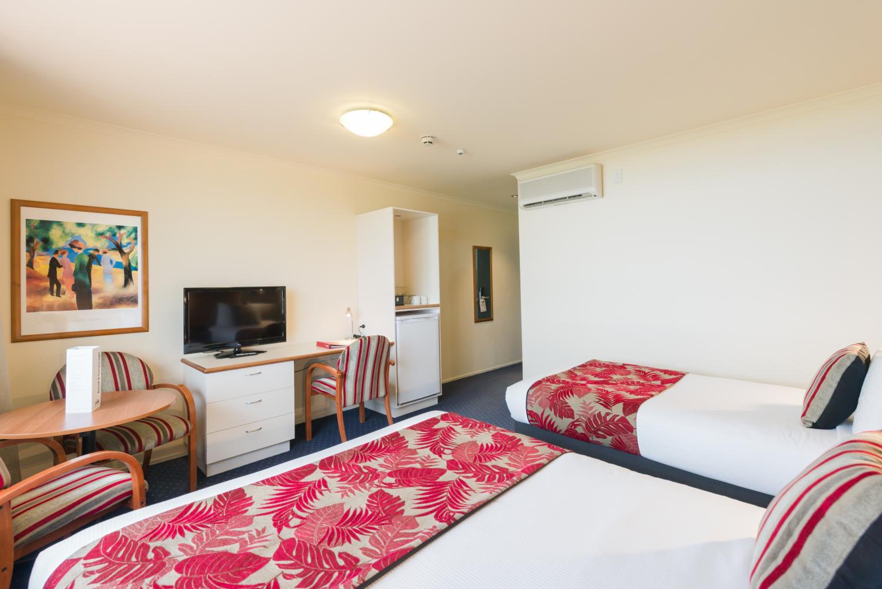 Queen Studio with Single Bed - Photo 1