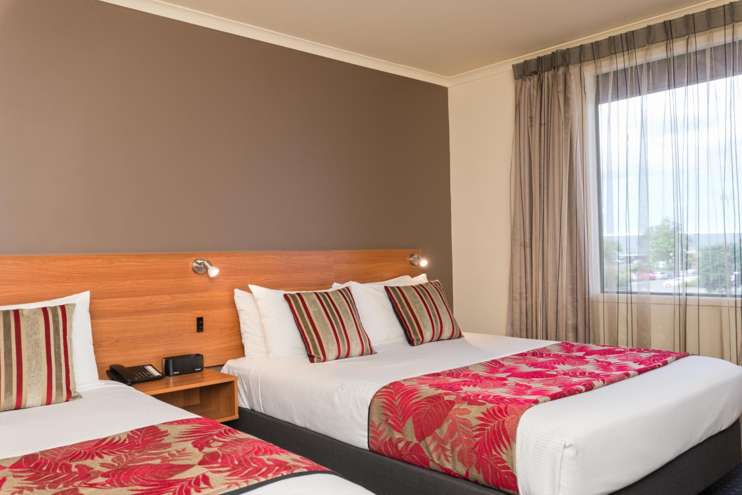 Queen Studio with Single Bed - Photo 2