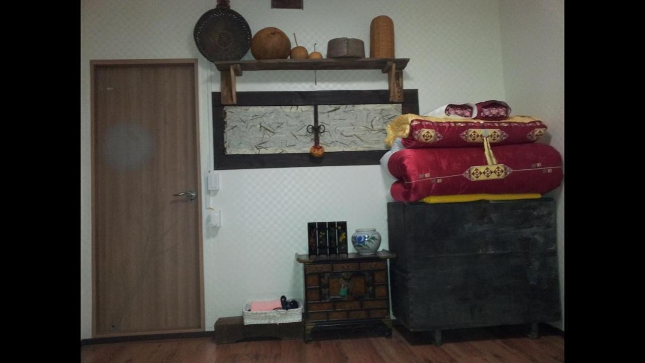 Korean-Style Family Room with Private Bathroom - Photo 10
