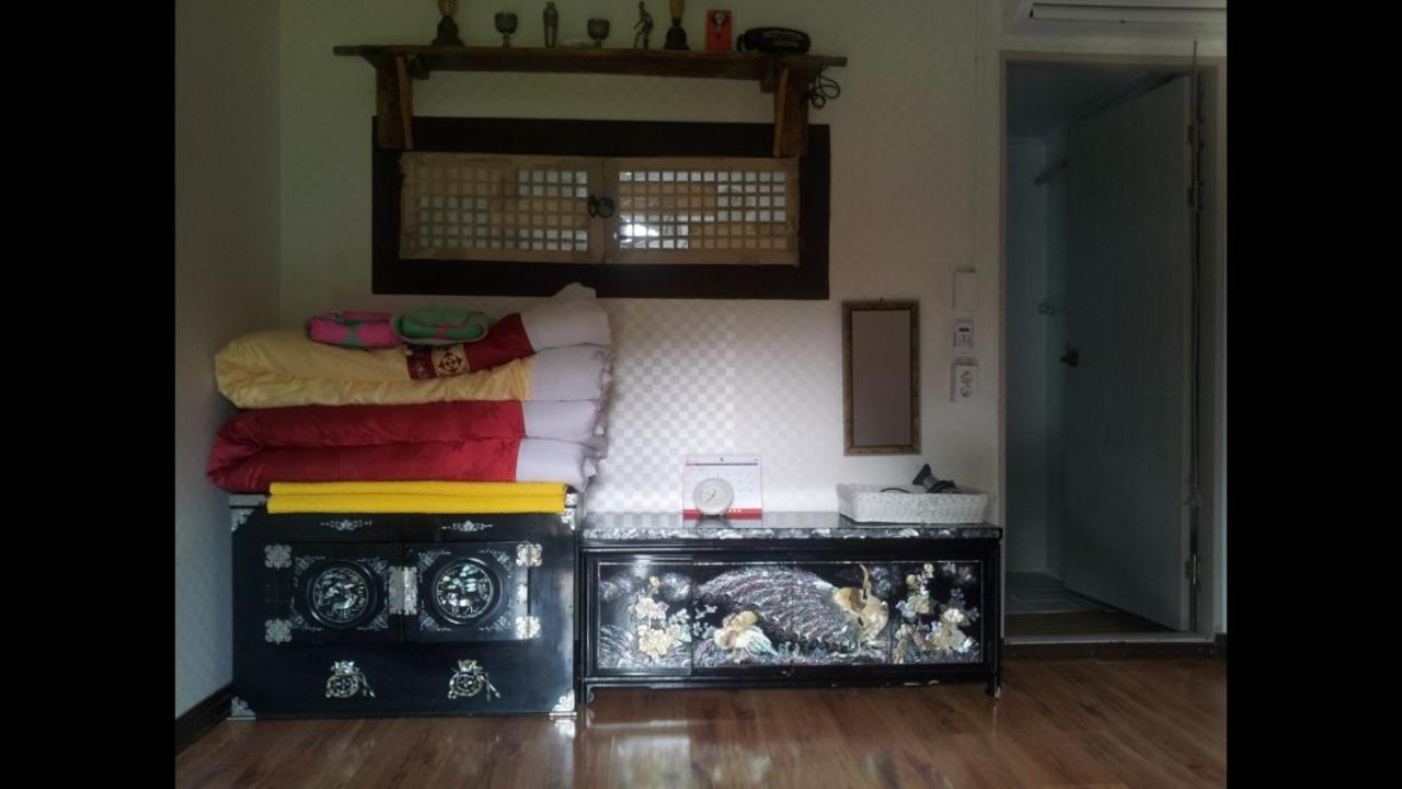 Korean-Style Family Room with Private Bathroom - Photo 7