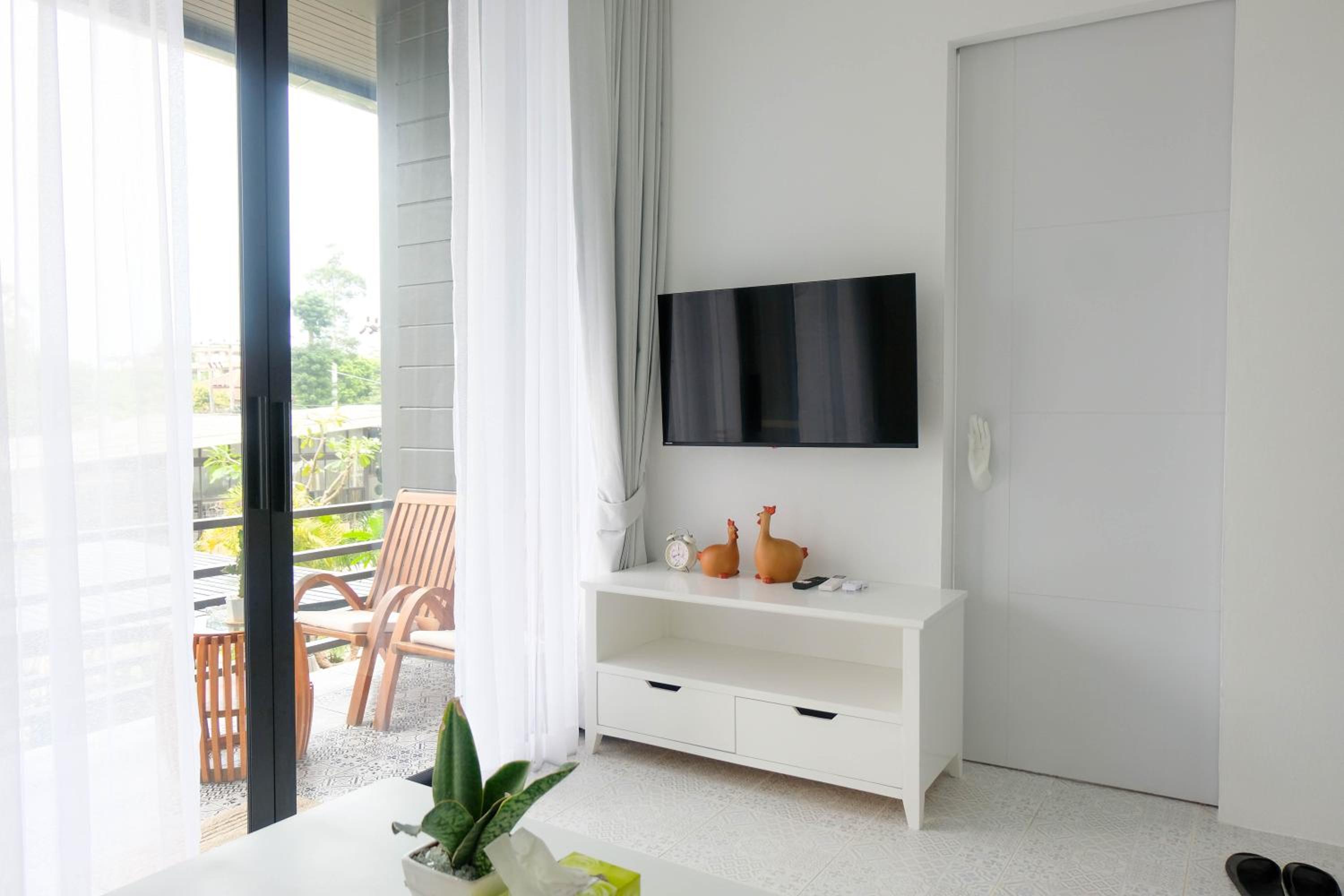 Executive Suite - Photo 8