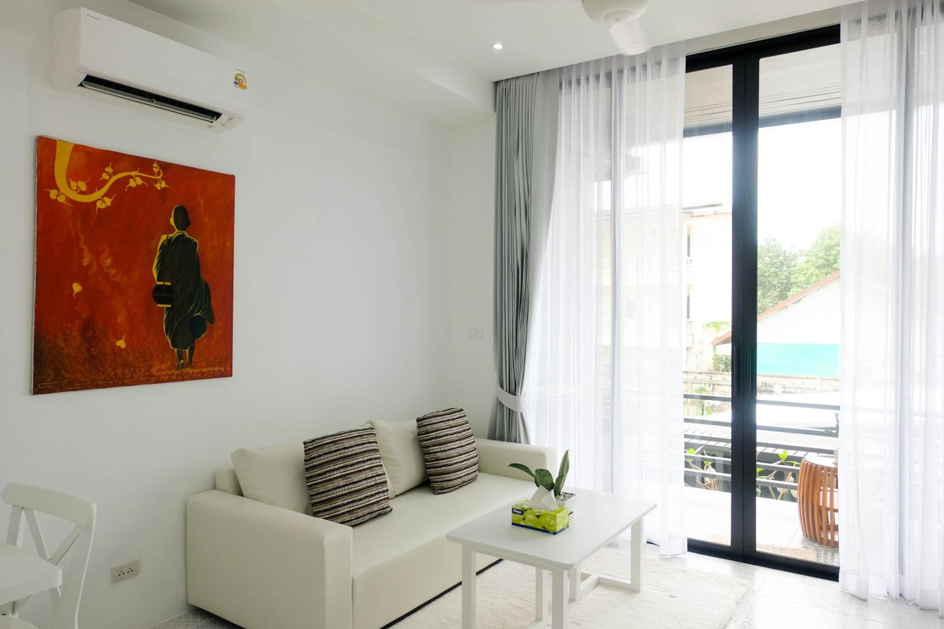 Executive Suite - Photo 2