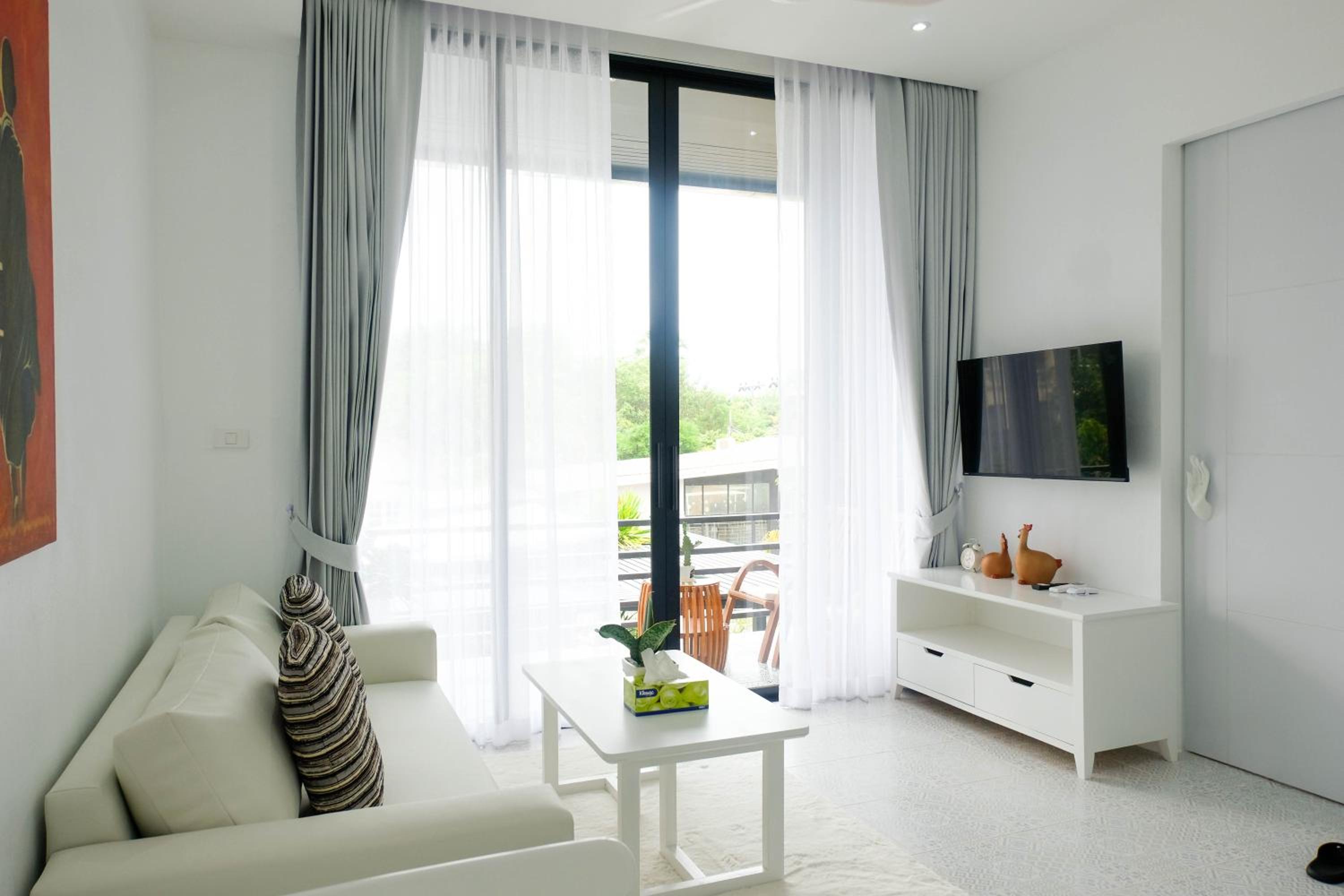 Executive Suite - Photo 10