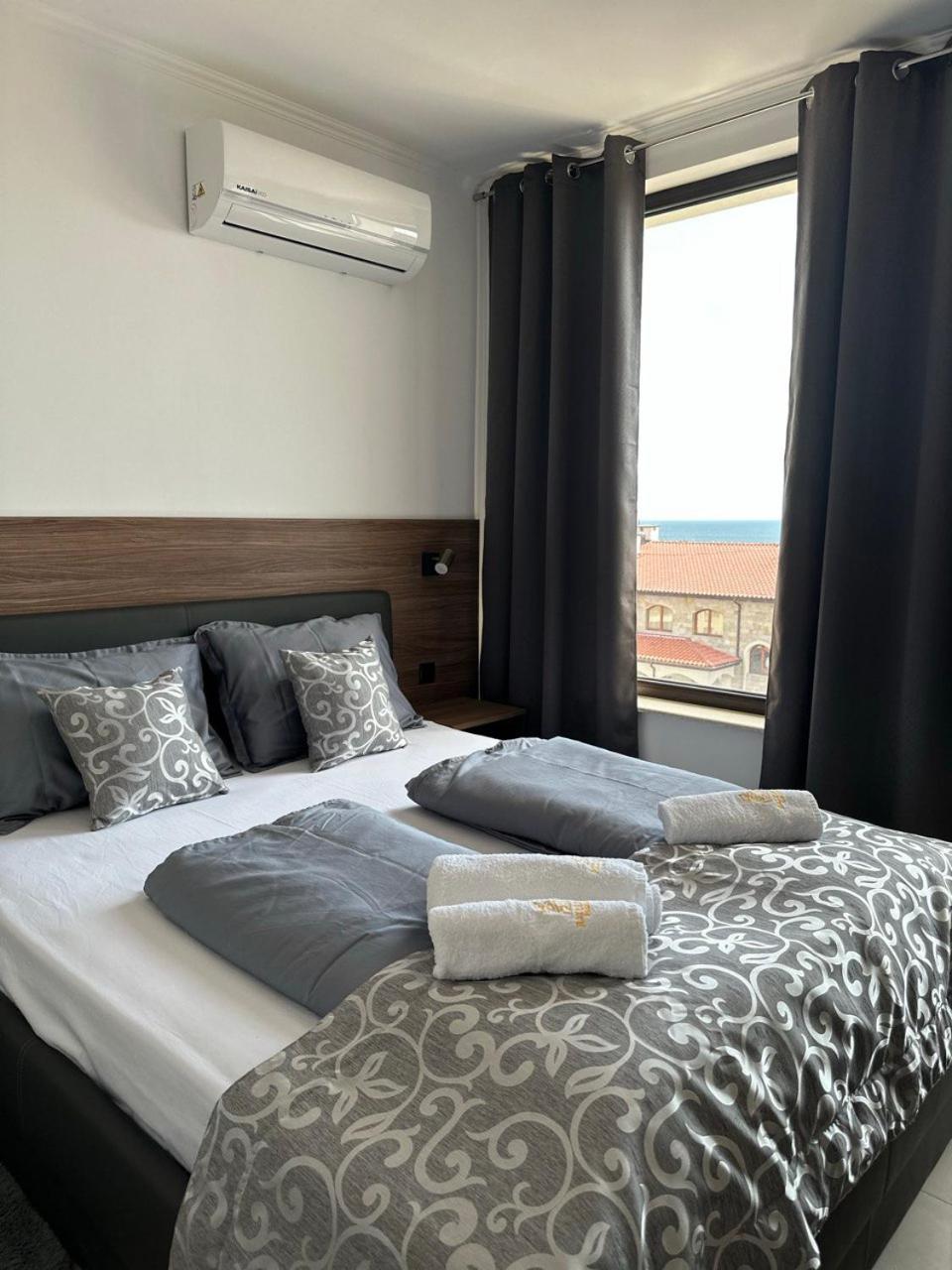Deluxe One-Bedroom Apartment with Ocean View photo 2