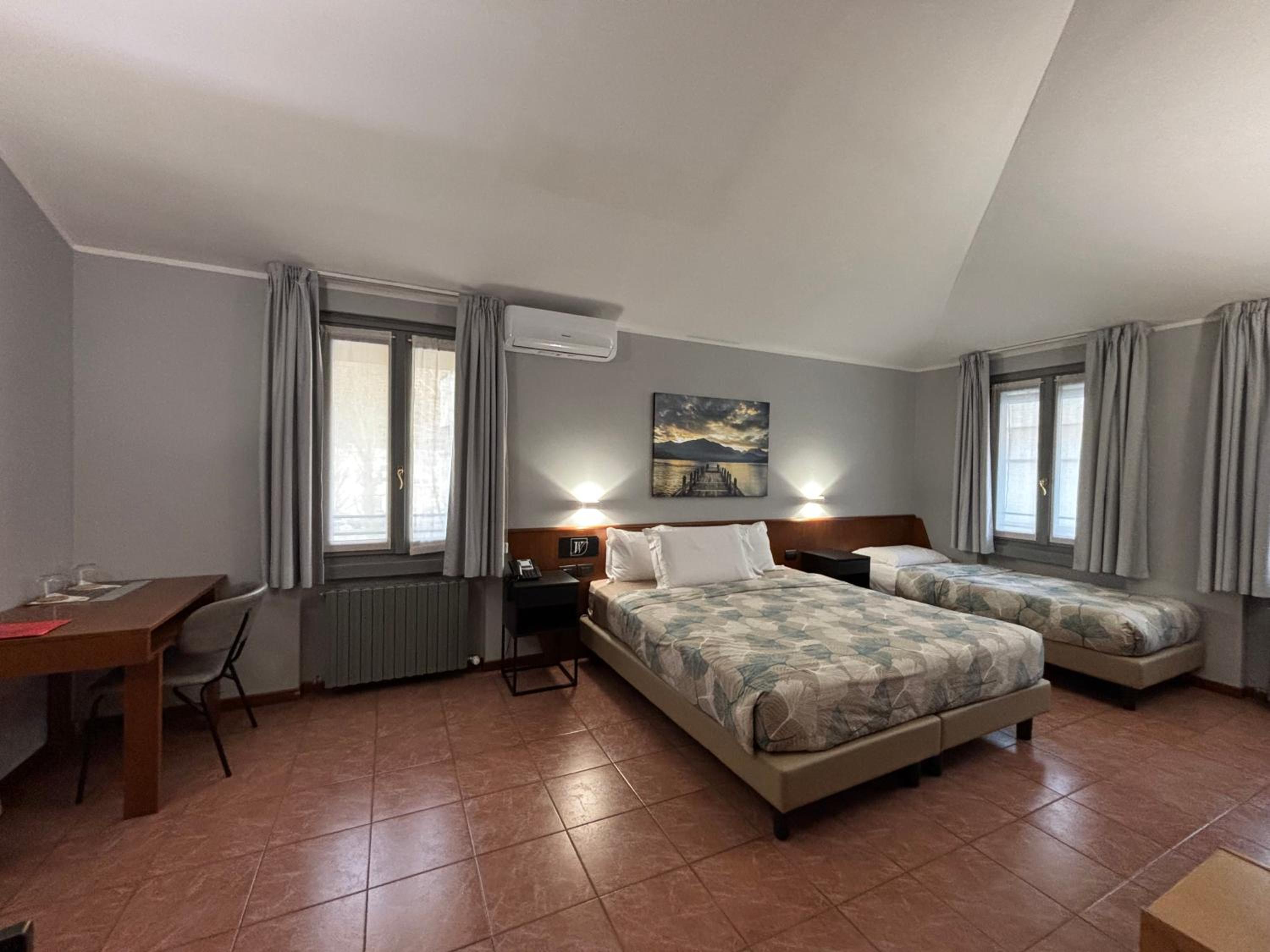 Basic Triple Room photo 3