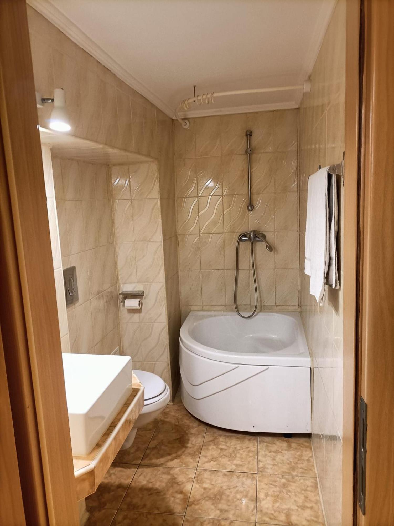 Twin Room with Bath photo 1
