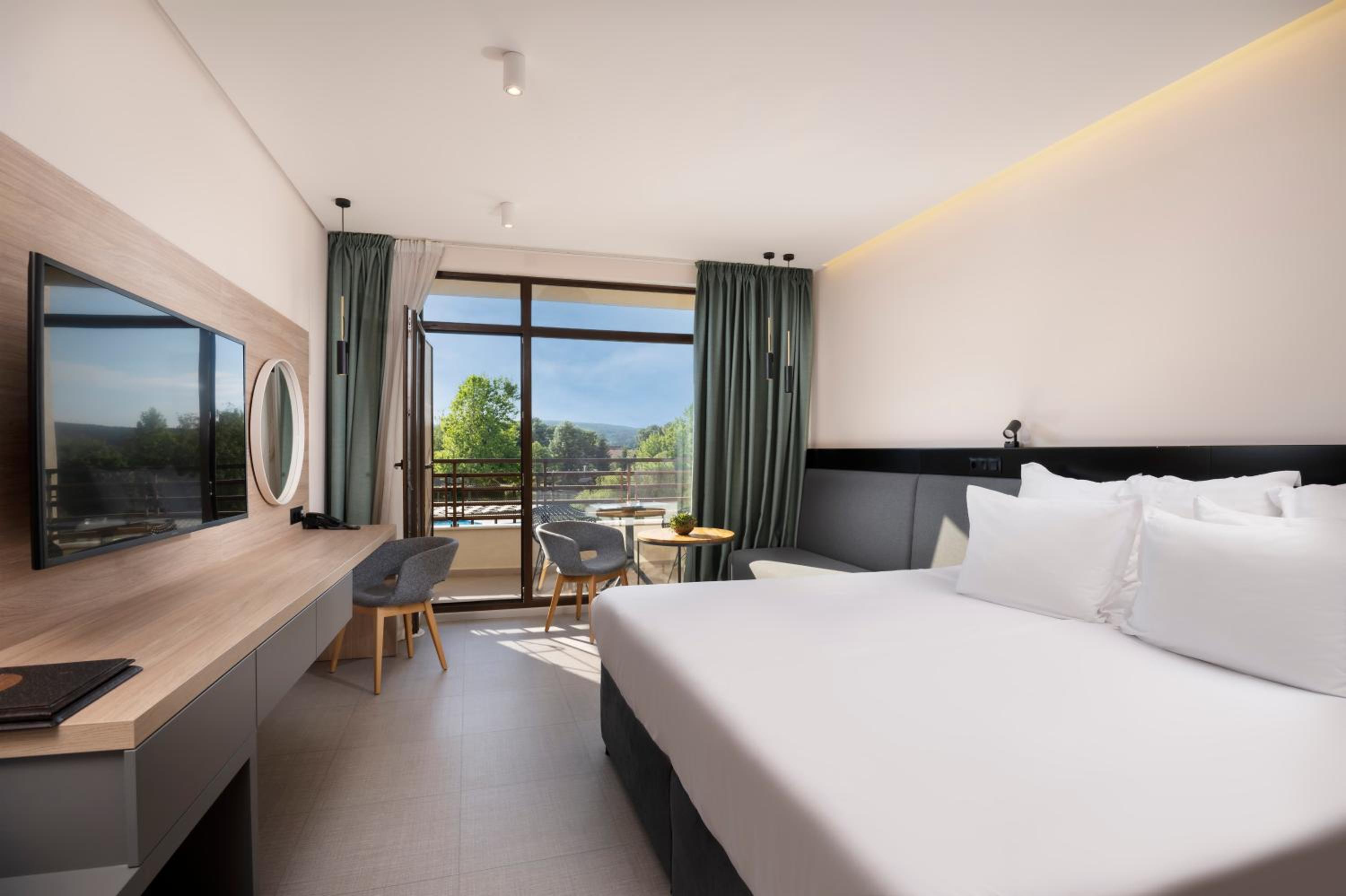 Double or Twin Room with Balcony - Photo 2