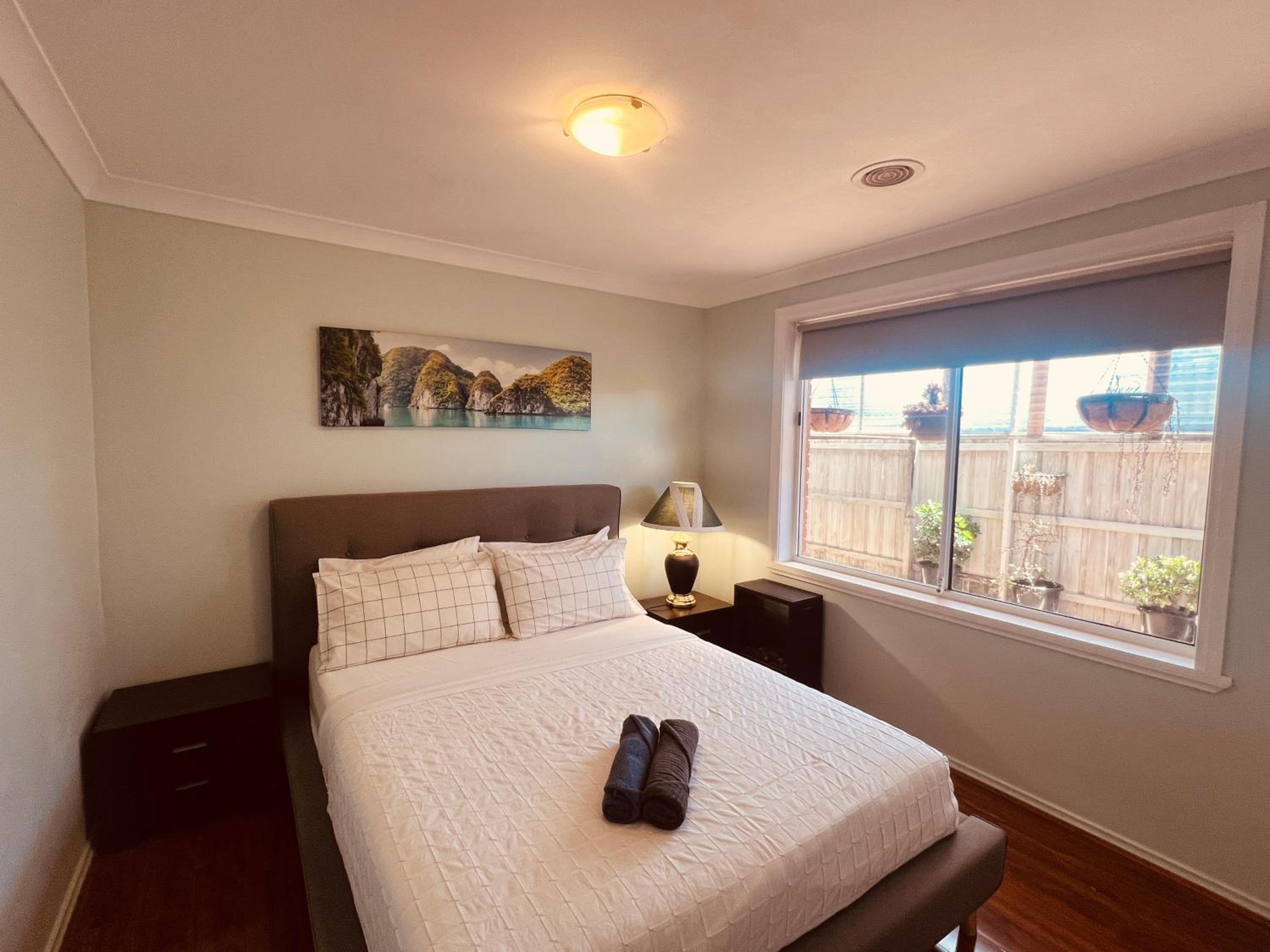Queen Room with Shared Bathroom photo 2