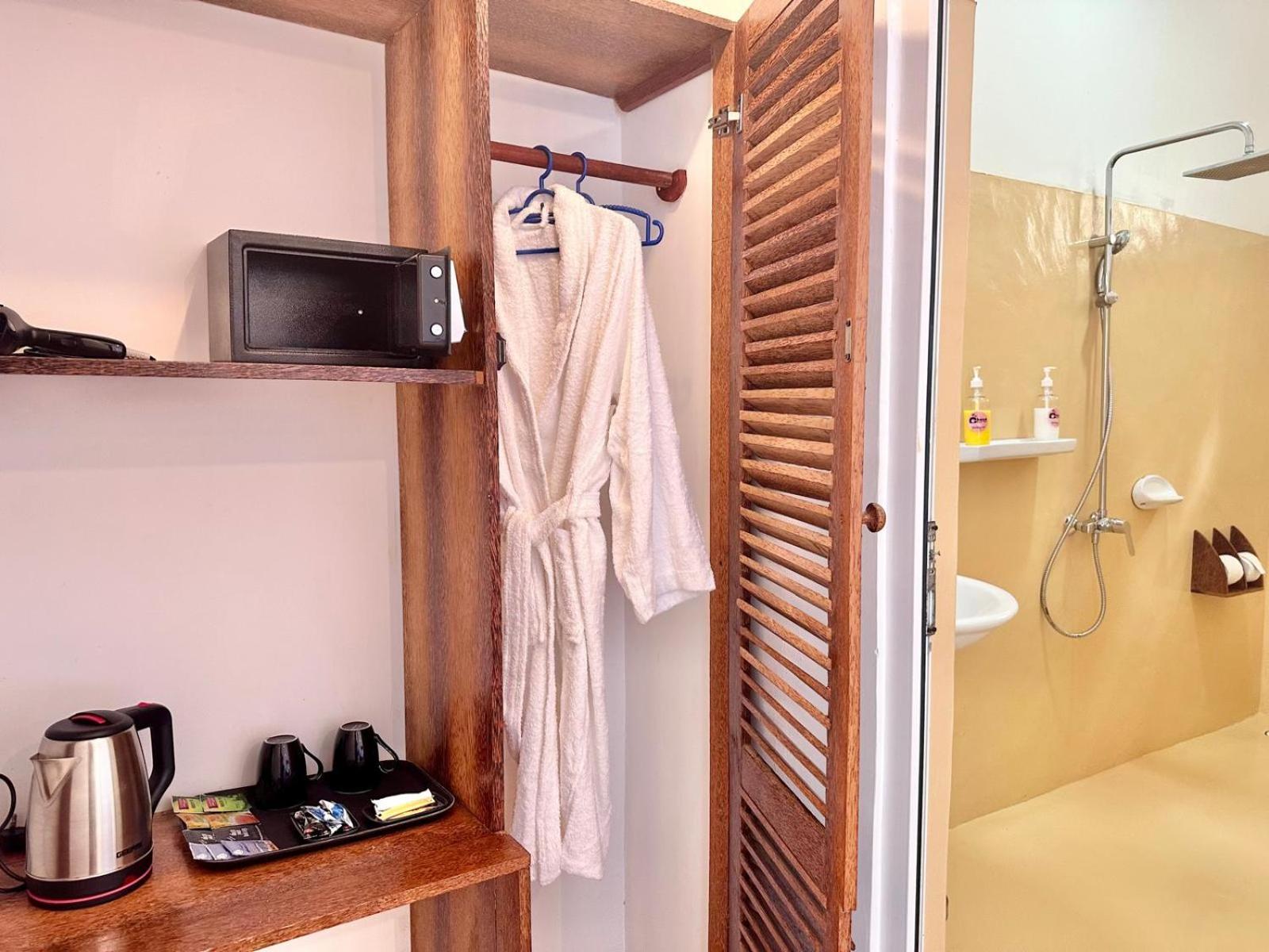 Deluxe Double Room with Side Sea View