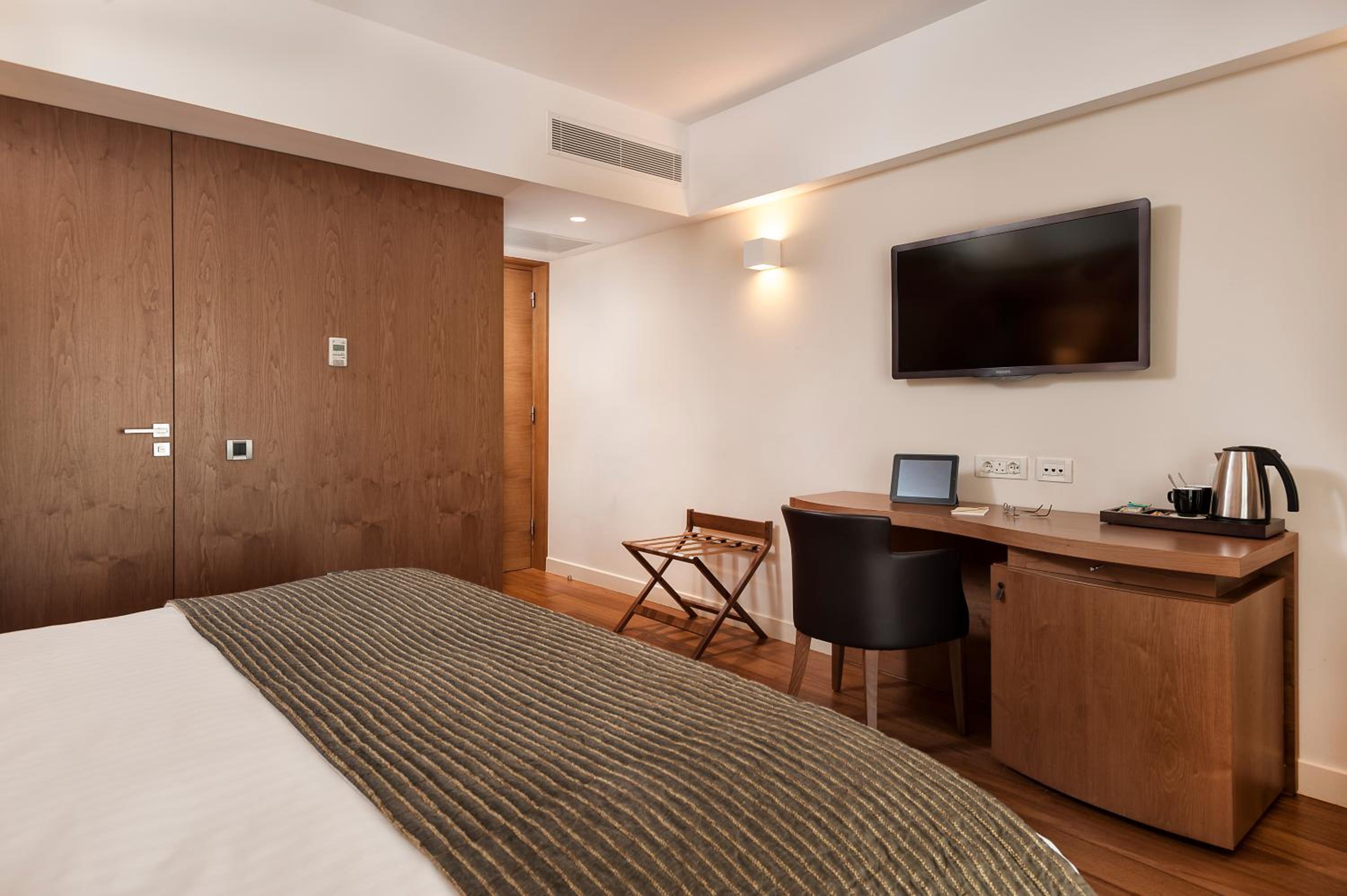 Premium Double or Twin Room thumbnail 6