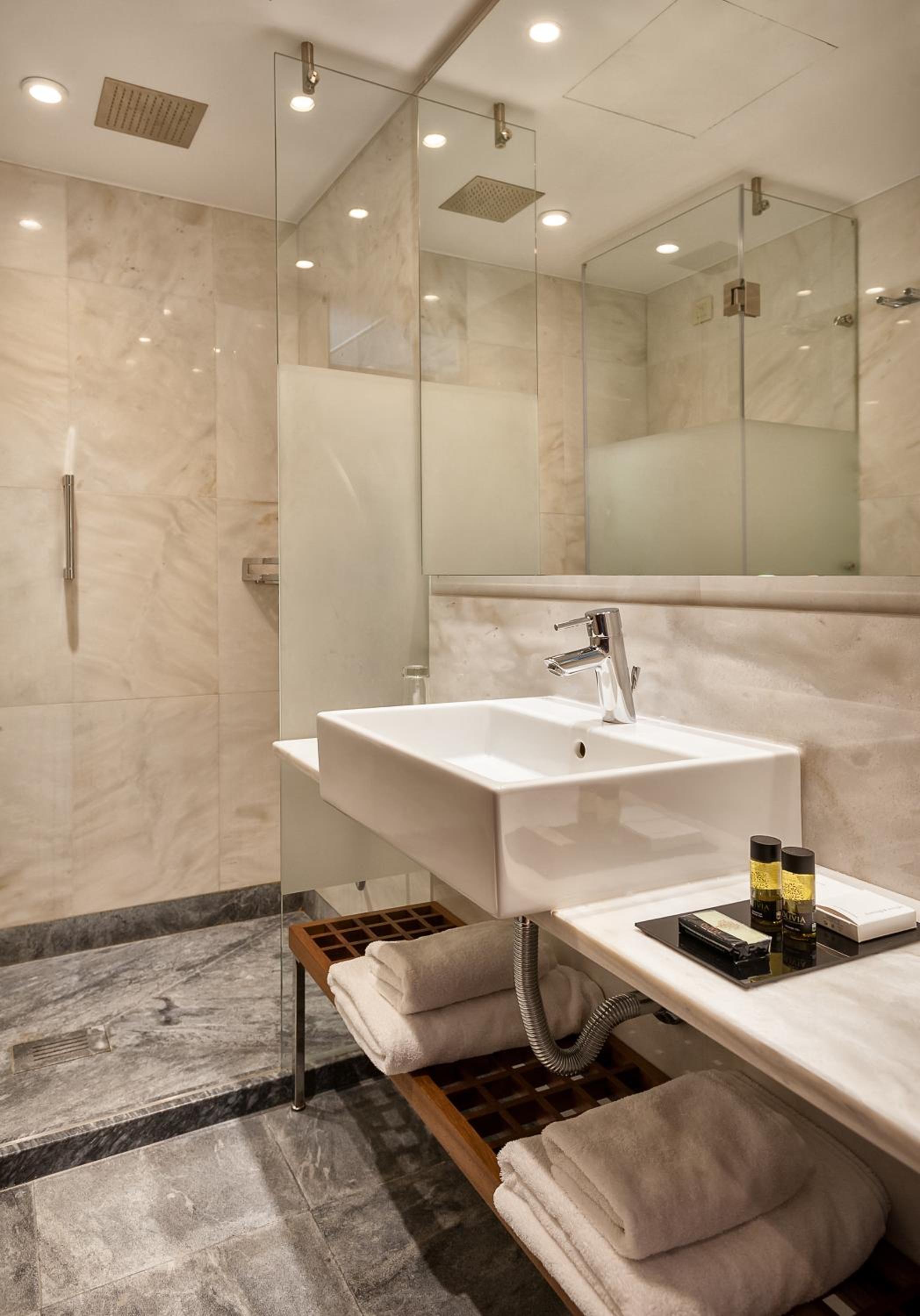 Standard Double or Twin Room thumbnail 6