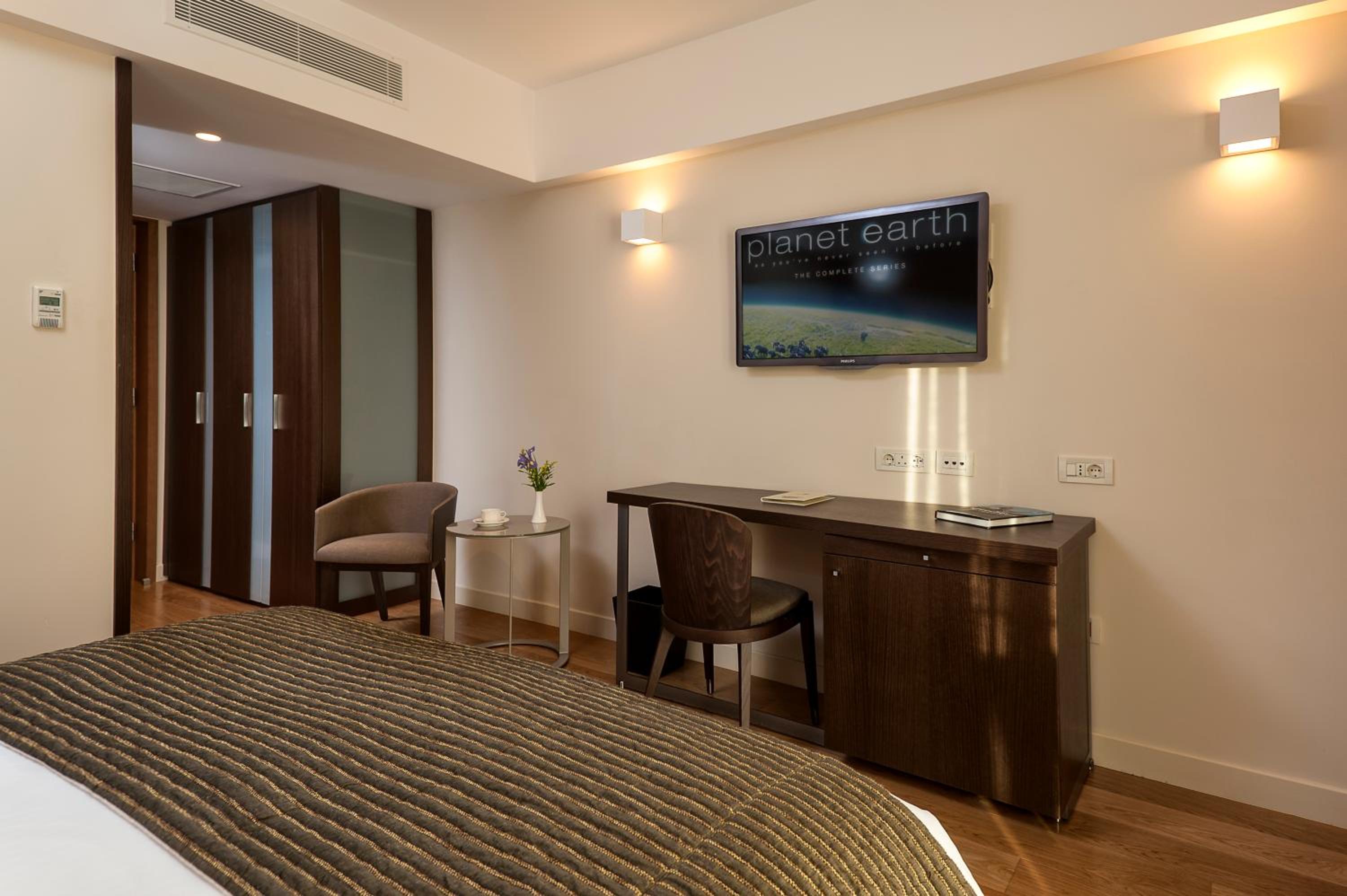 Standard Double or Twin Room thumbnail 5