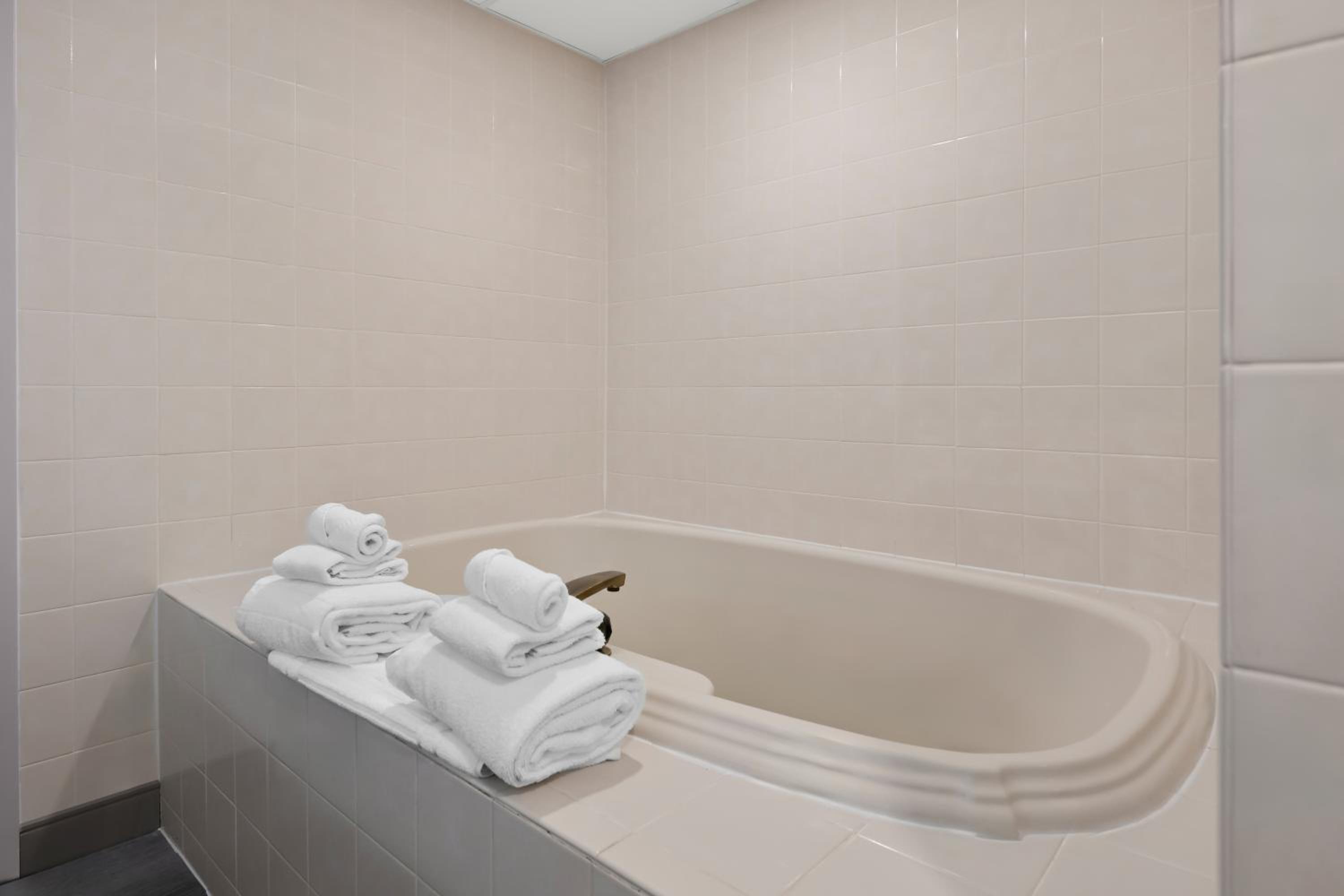 Queen Suite with Whirlpool - Non-smoking