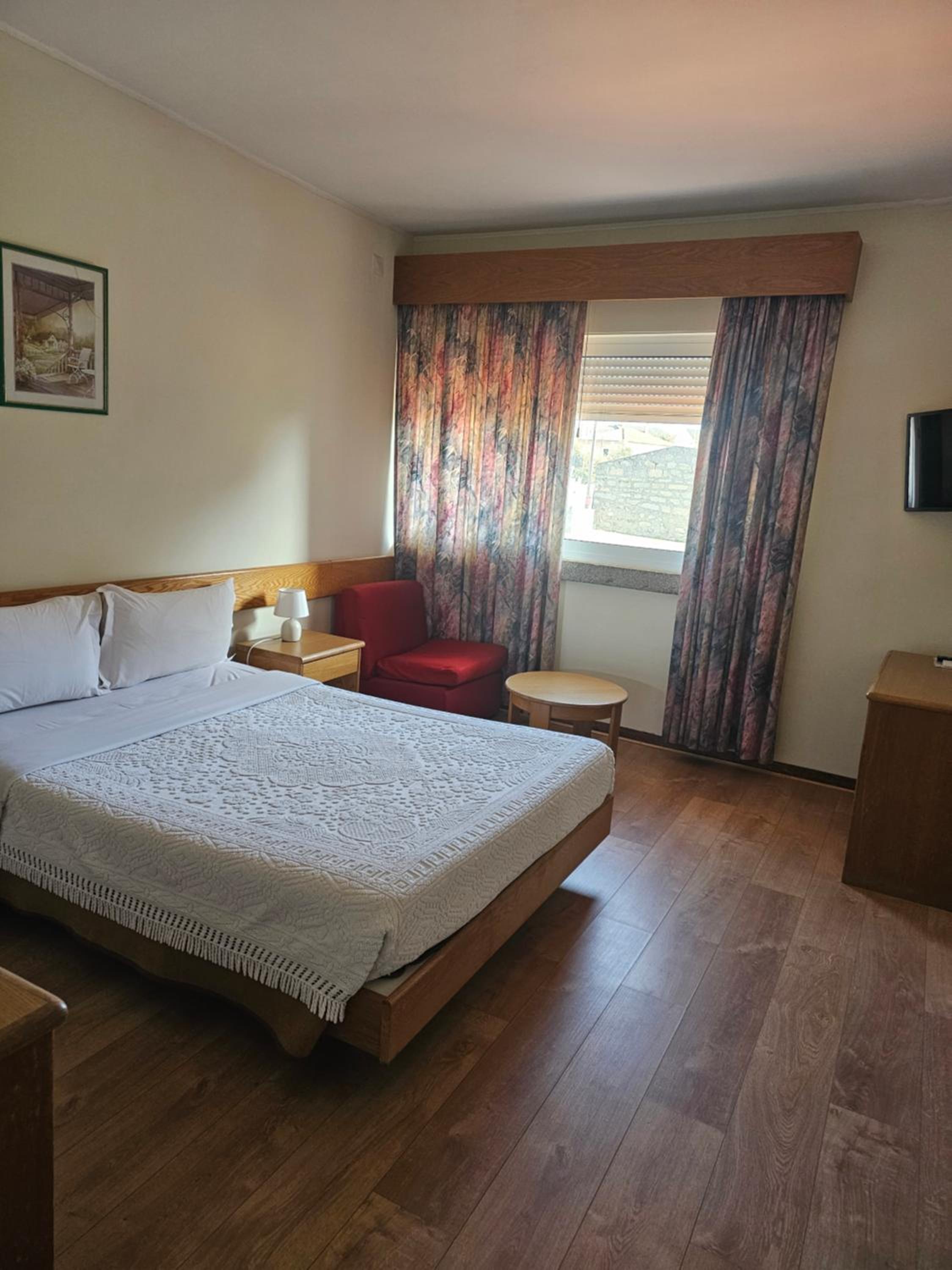 Deluxe Room (2 Adults + 1 Child) - Photo 2