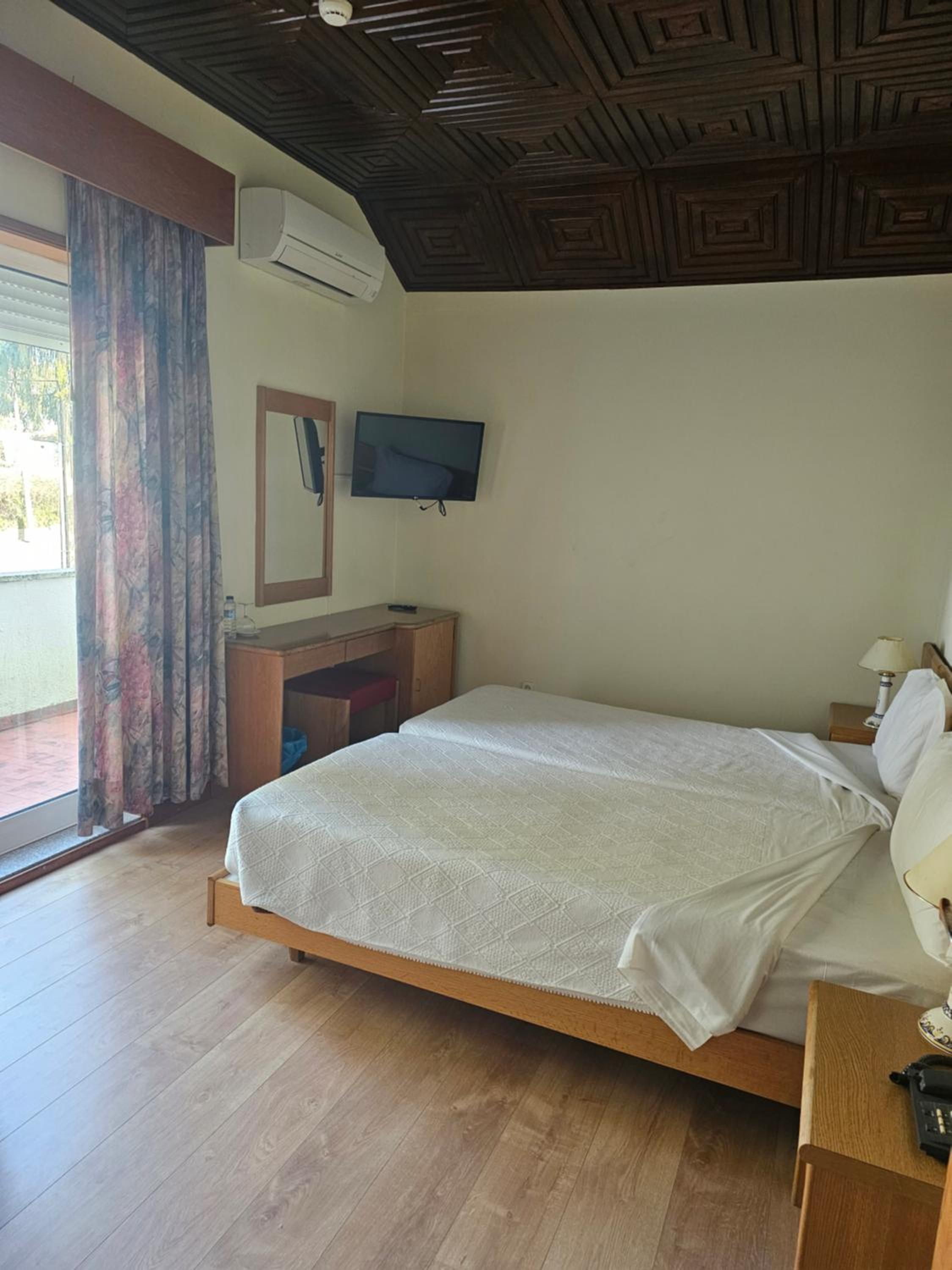 Deluxe Room (2 Adults + 1 Child) - Photo 3