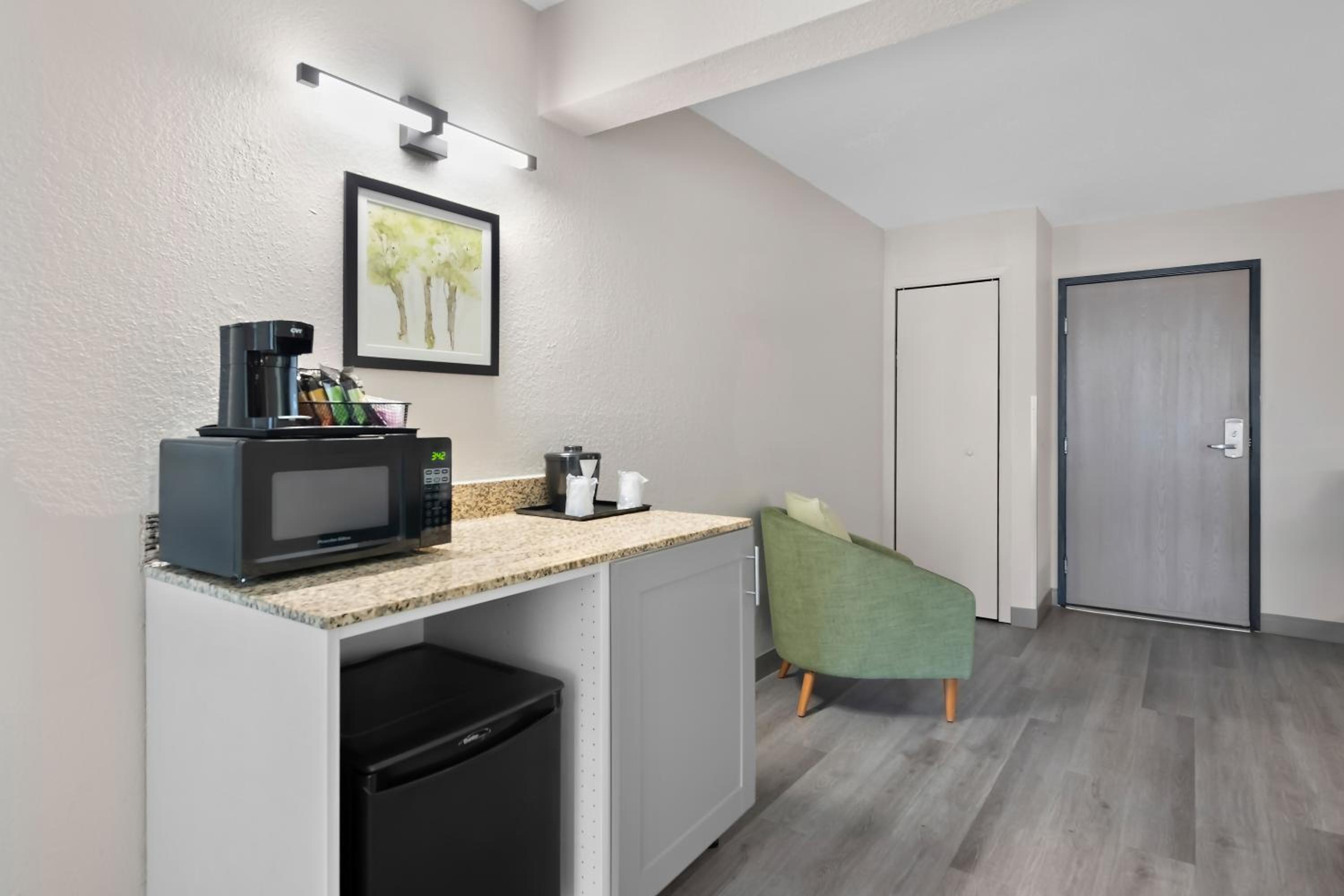 Superior King Suite - Non-Smoking - Photo 5